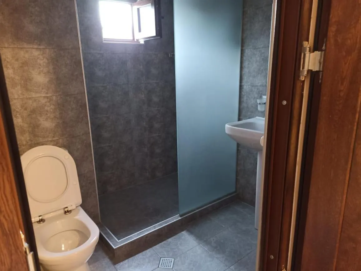 Shower in Hotel Guri