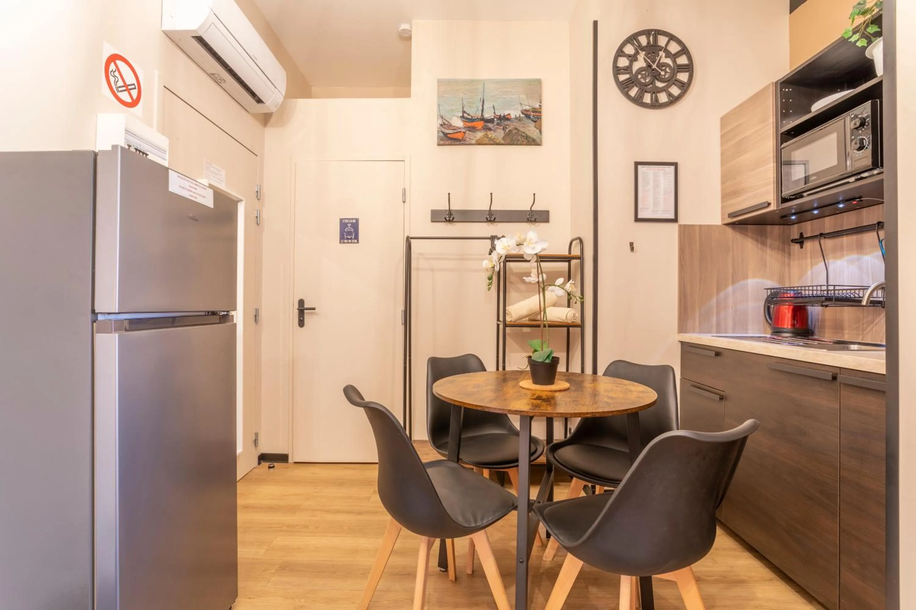 Kitchen or kitchenette in ADIRA Résid'Marseille Vieux-port 2 étoiles