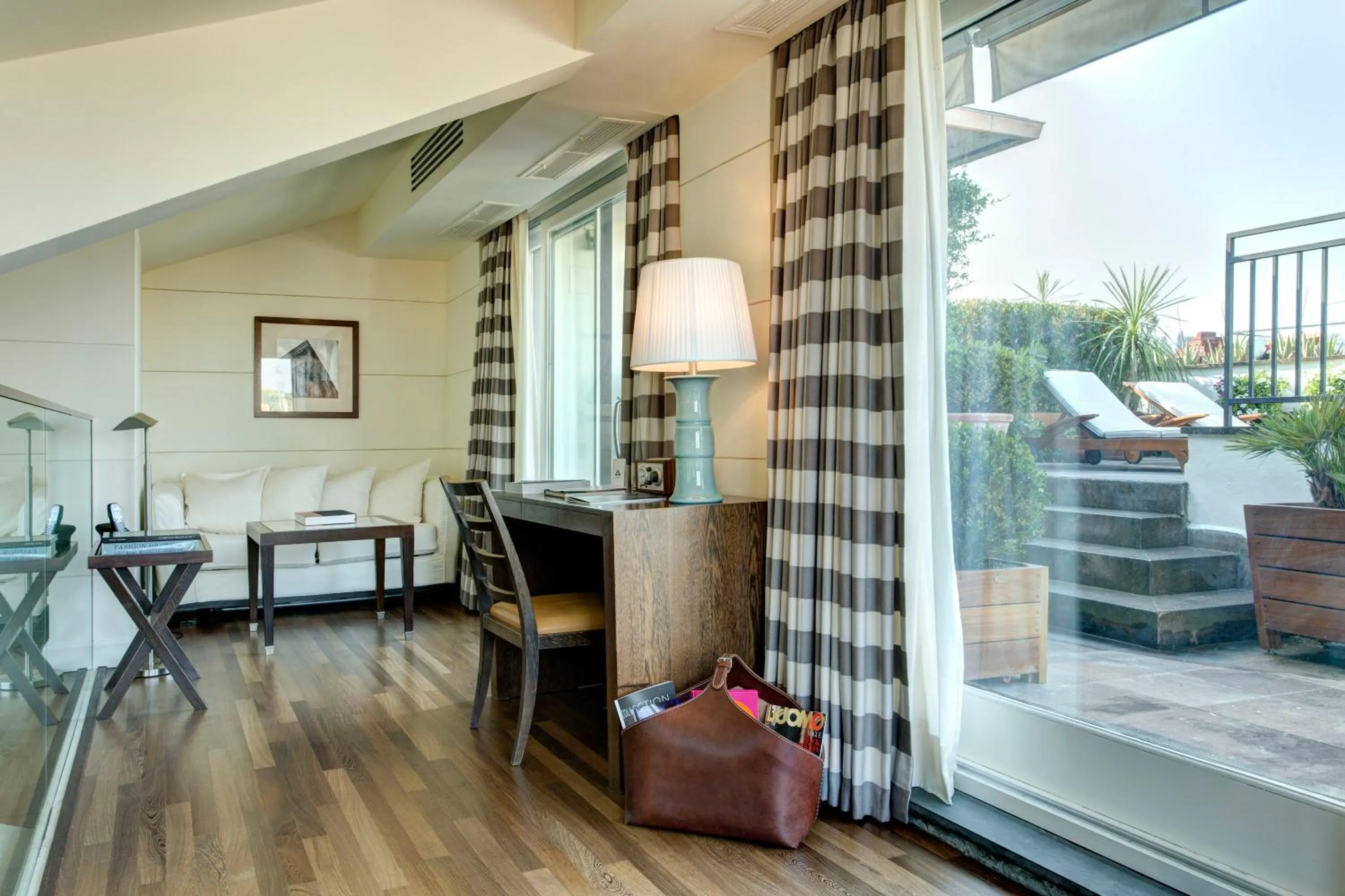 Living room in Gallery Hotel Art - Lungarno Collection