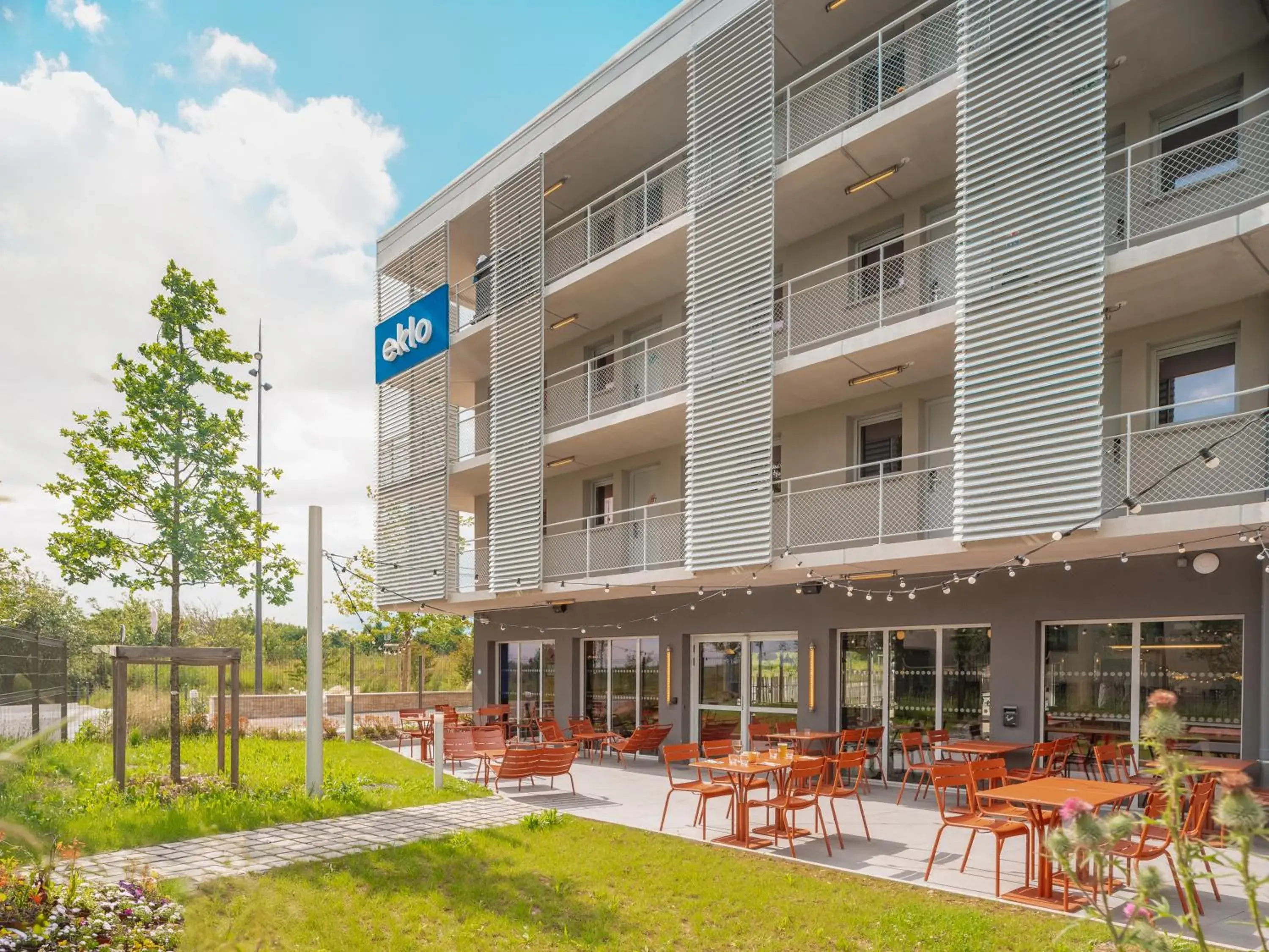 Property building in Eklo Hotels Paris Roissy CDG Airport Property building in Eklo Hotels Paris Roissy CDG Airport