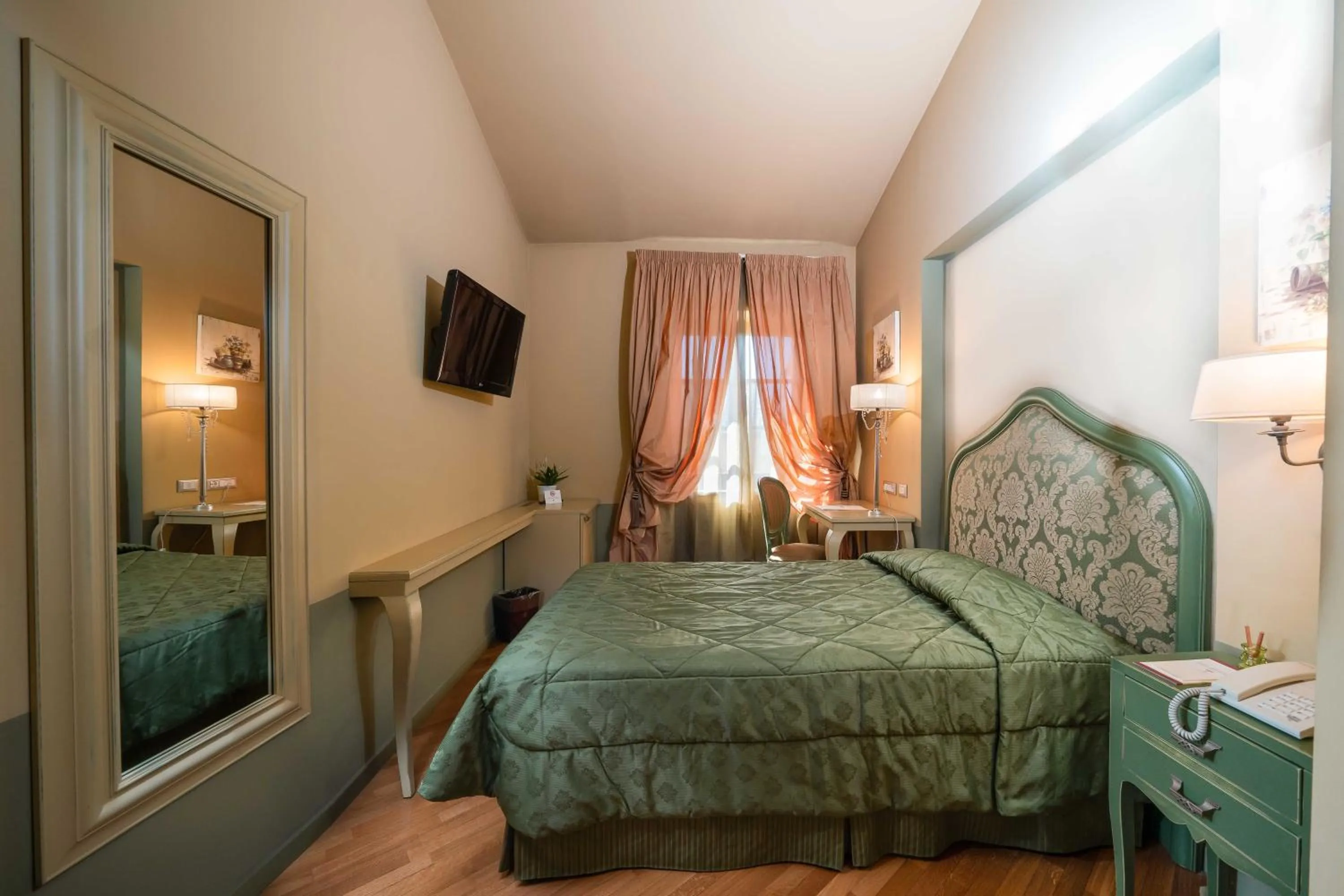 Bedroom, Bed in San Luca Palace