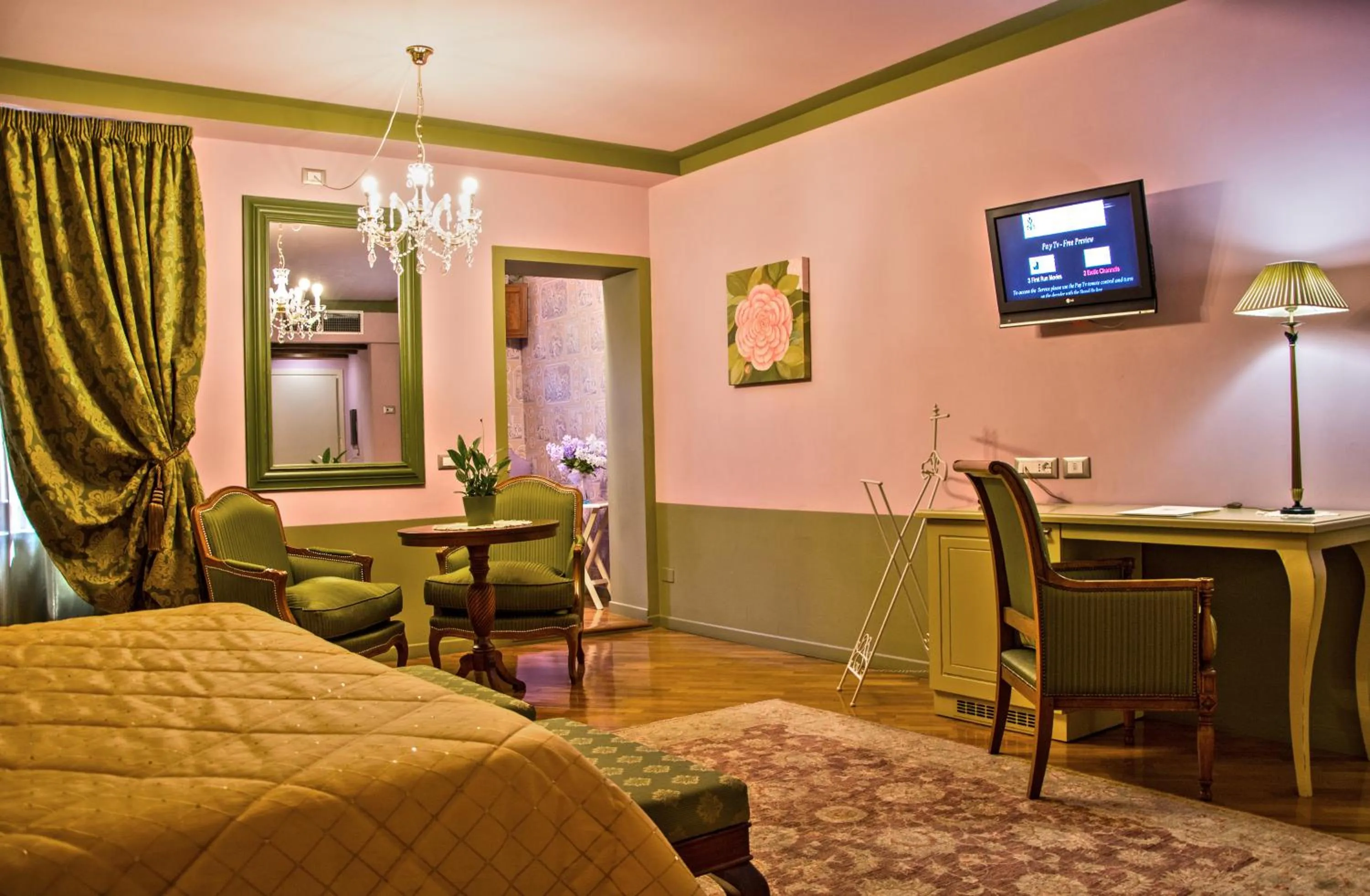 Photo of the whole room in San Luca Palace