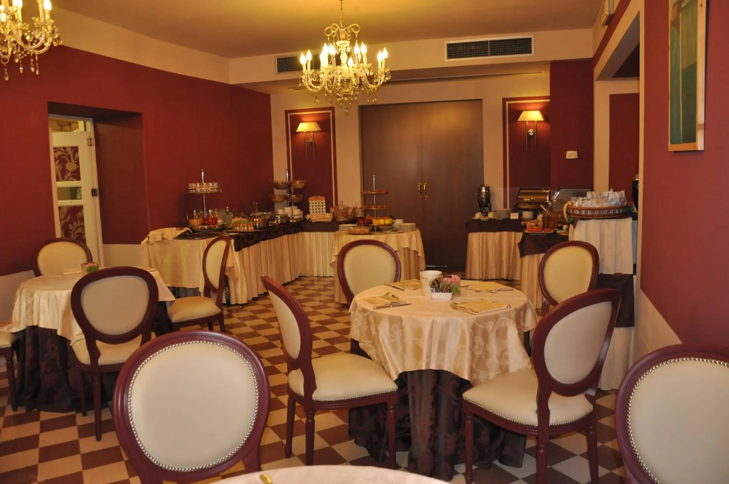 Restaurant/places to eat in San Luca Palace Restaurant/places to eat in San Luca Palace