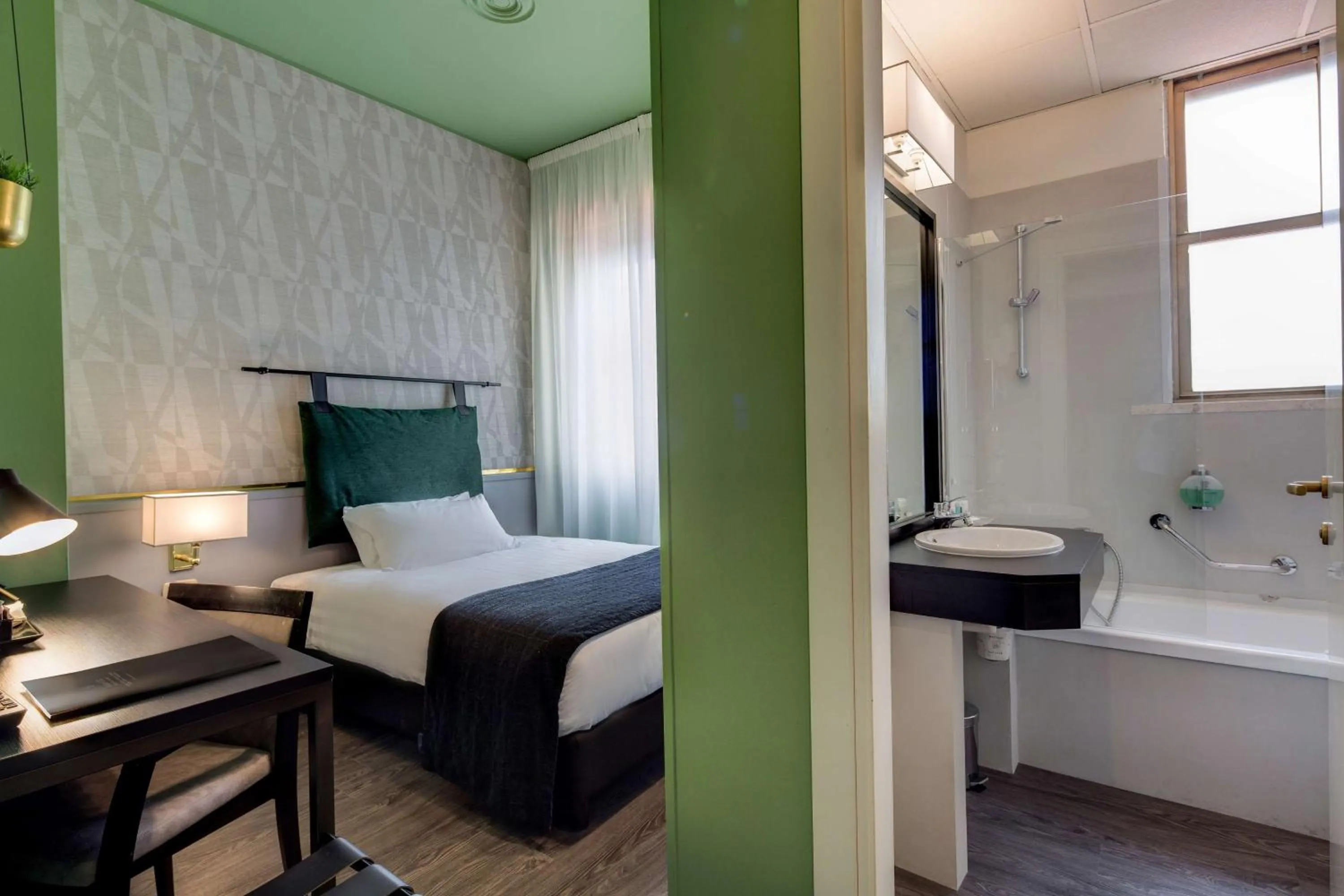 Bathroom, Bed in Best Western Plus CHC Florence
