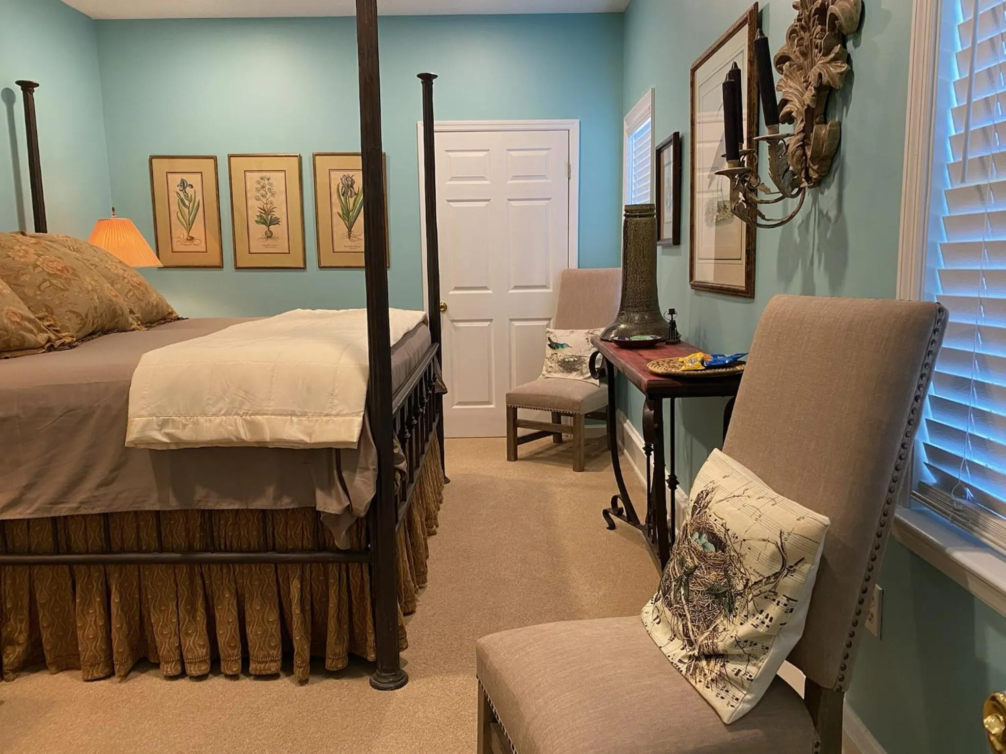 Bed in The Birdnest Inn