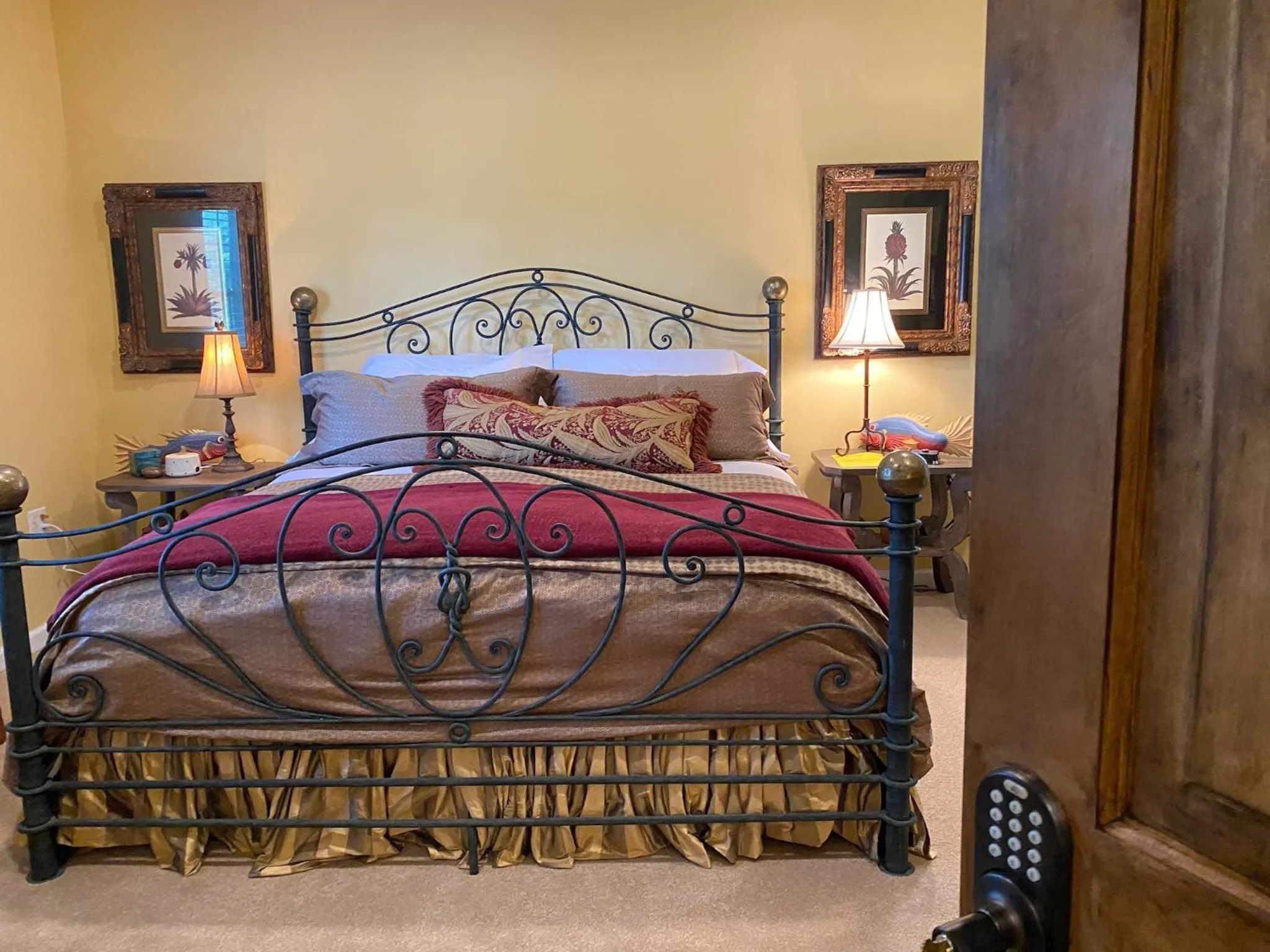 Bed in The Birdnest Inn