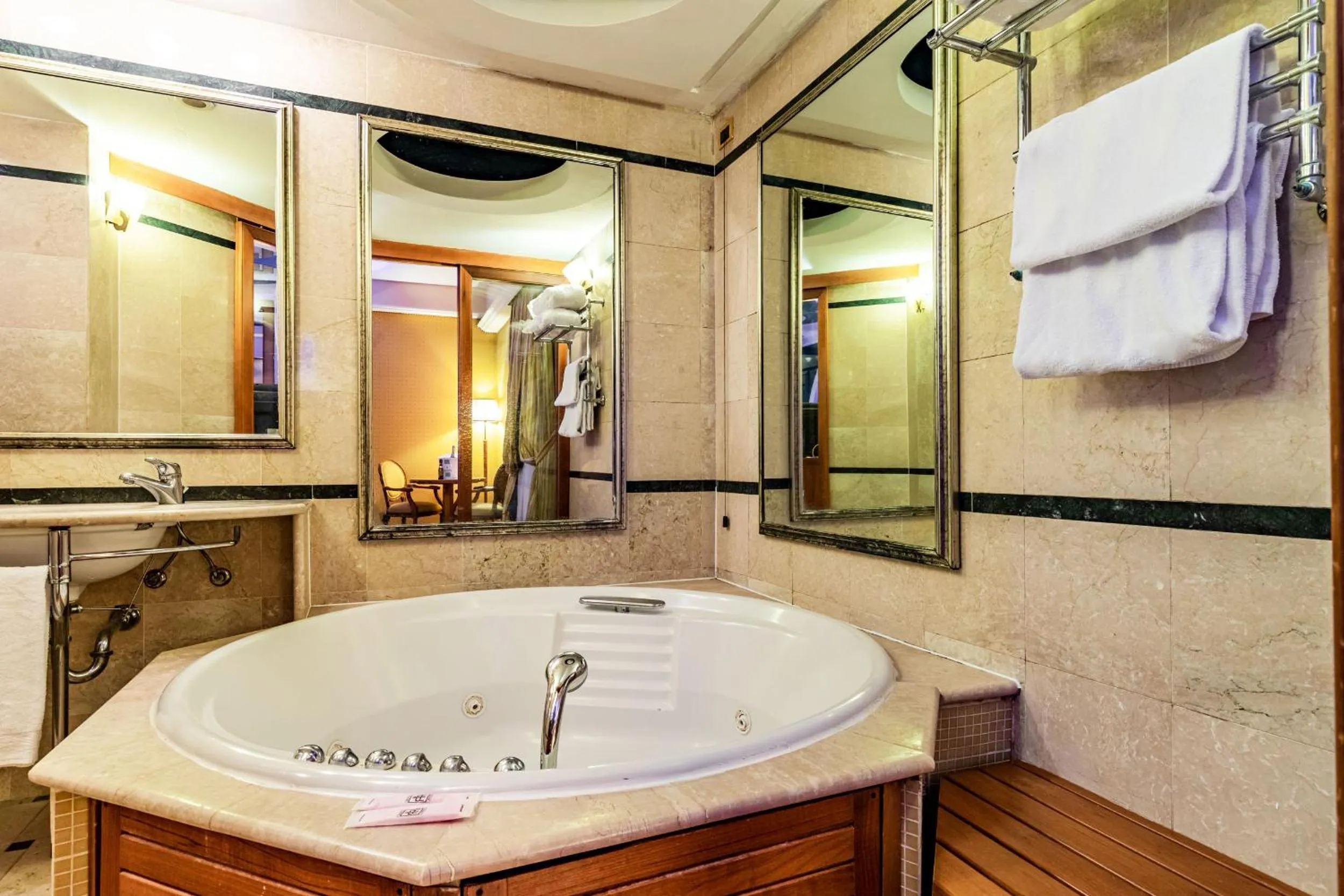 Hot Tub in Hotel Motel Miami