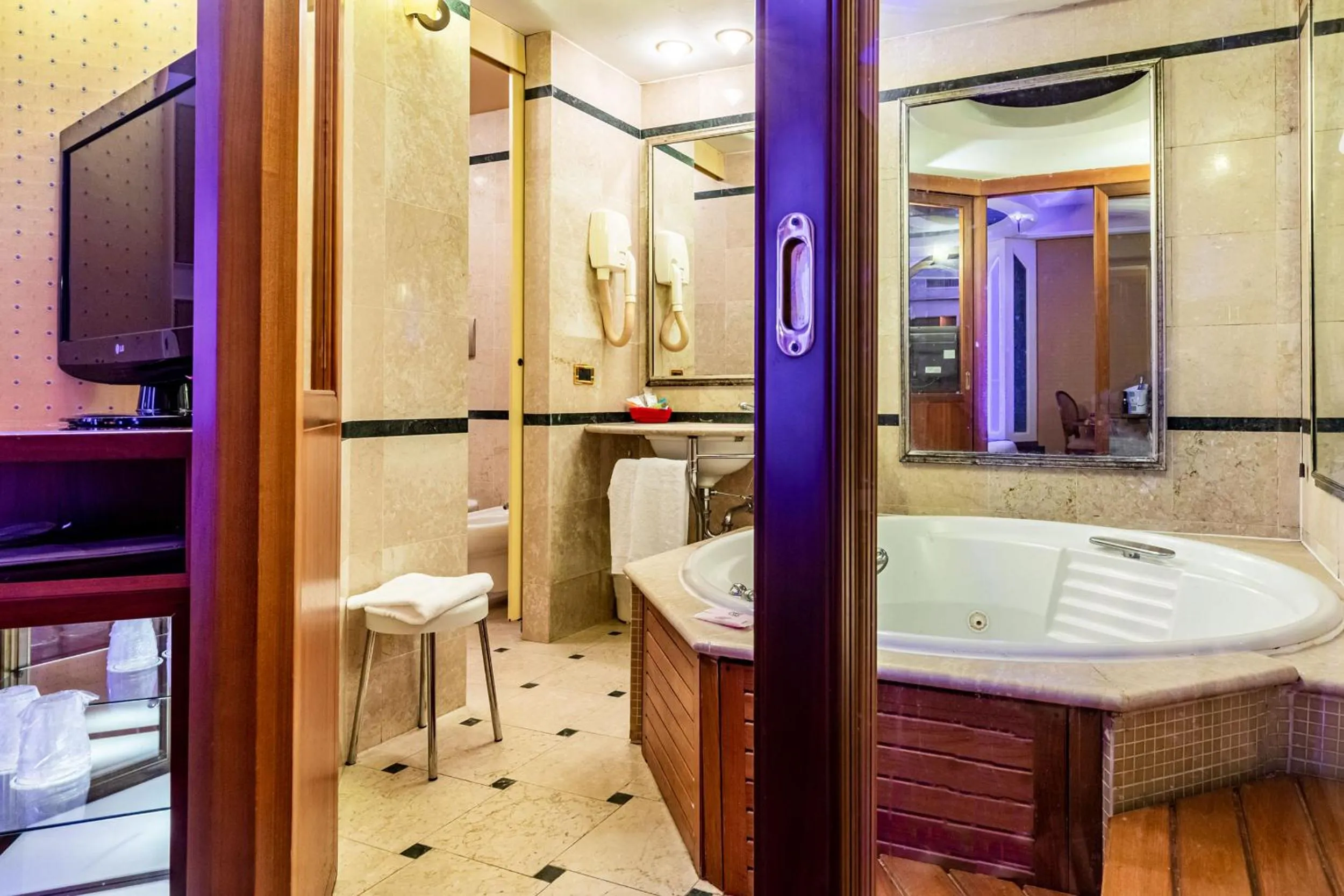 Hot Tub in Hotel Motel Miami