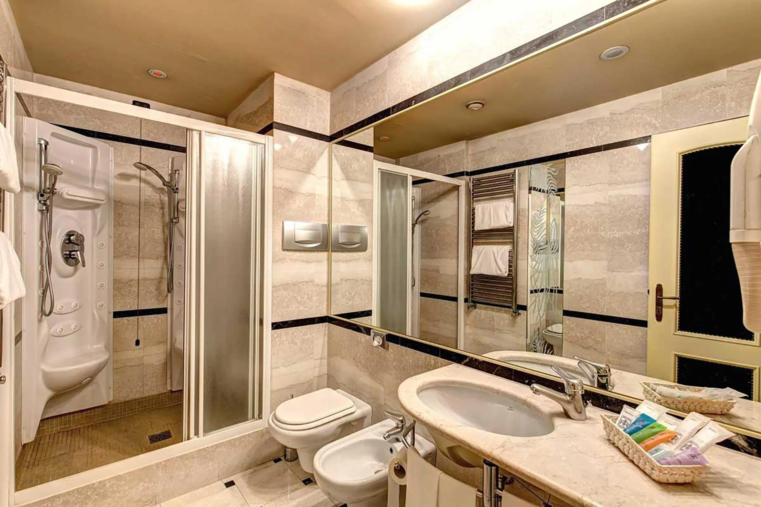 Bathroom in Hotel Motel Miami