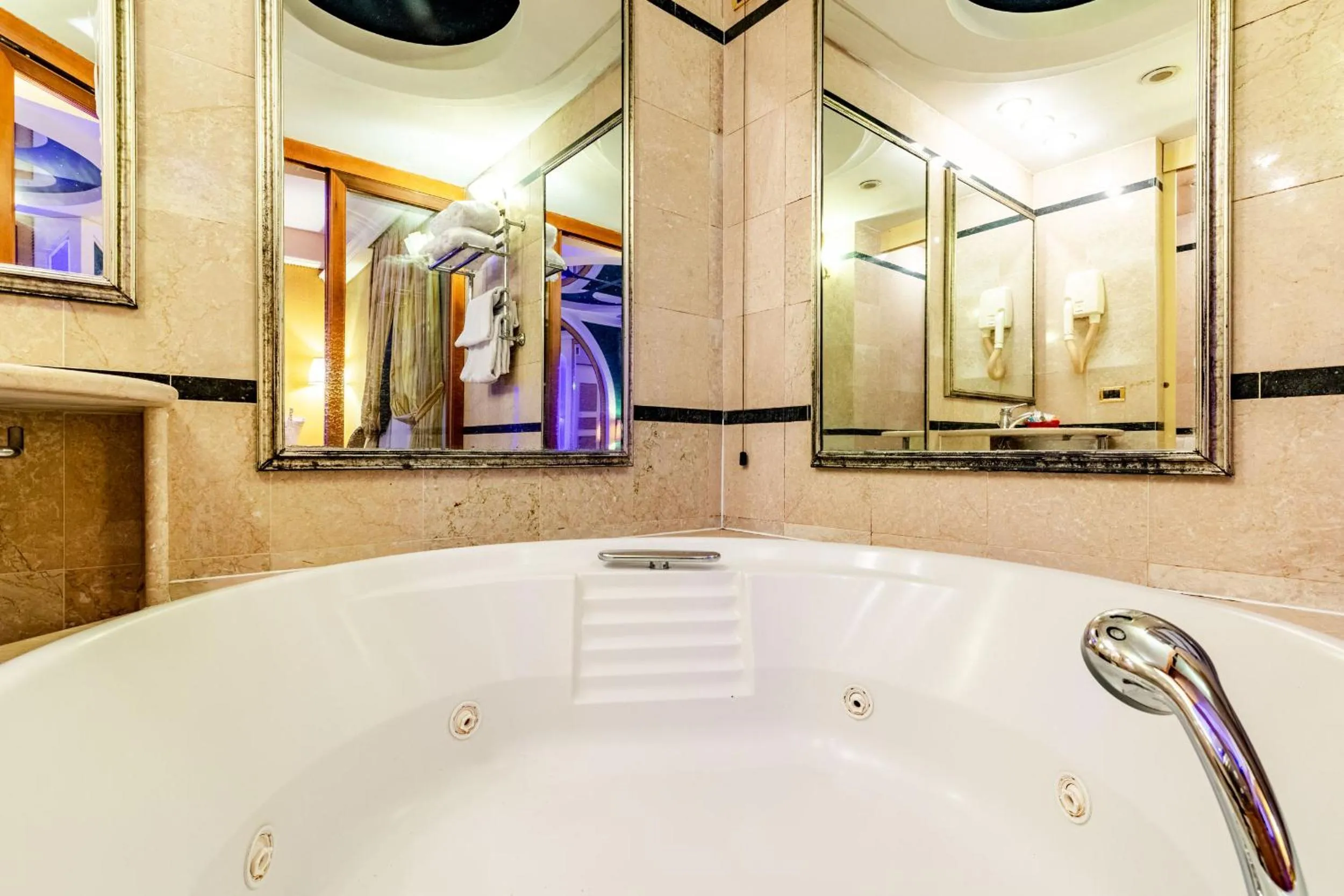 Hot Tub in Hotel Motel Miami