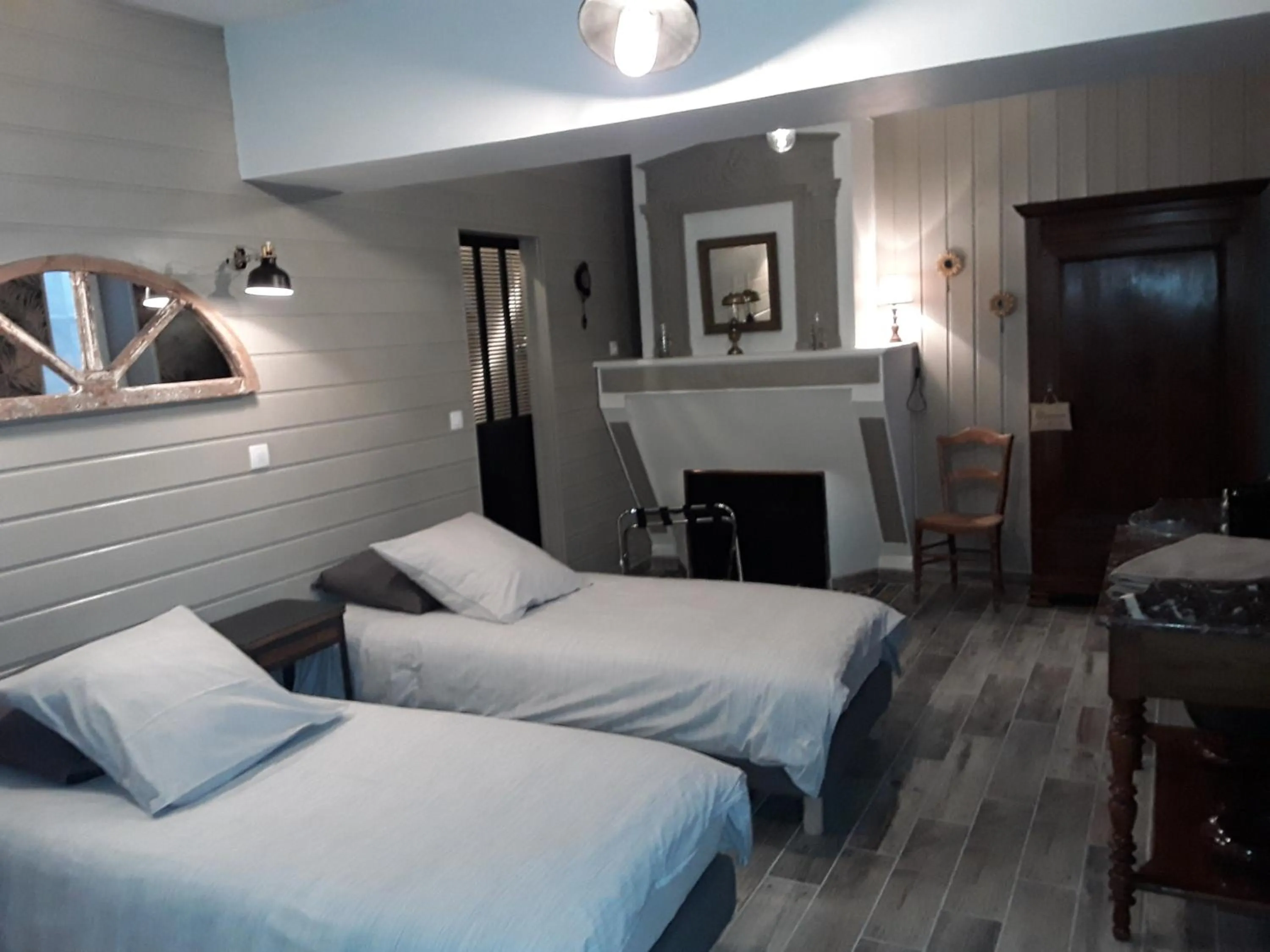 Photo of the whole room, Bed in La Girondine