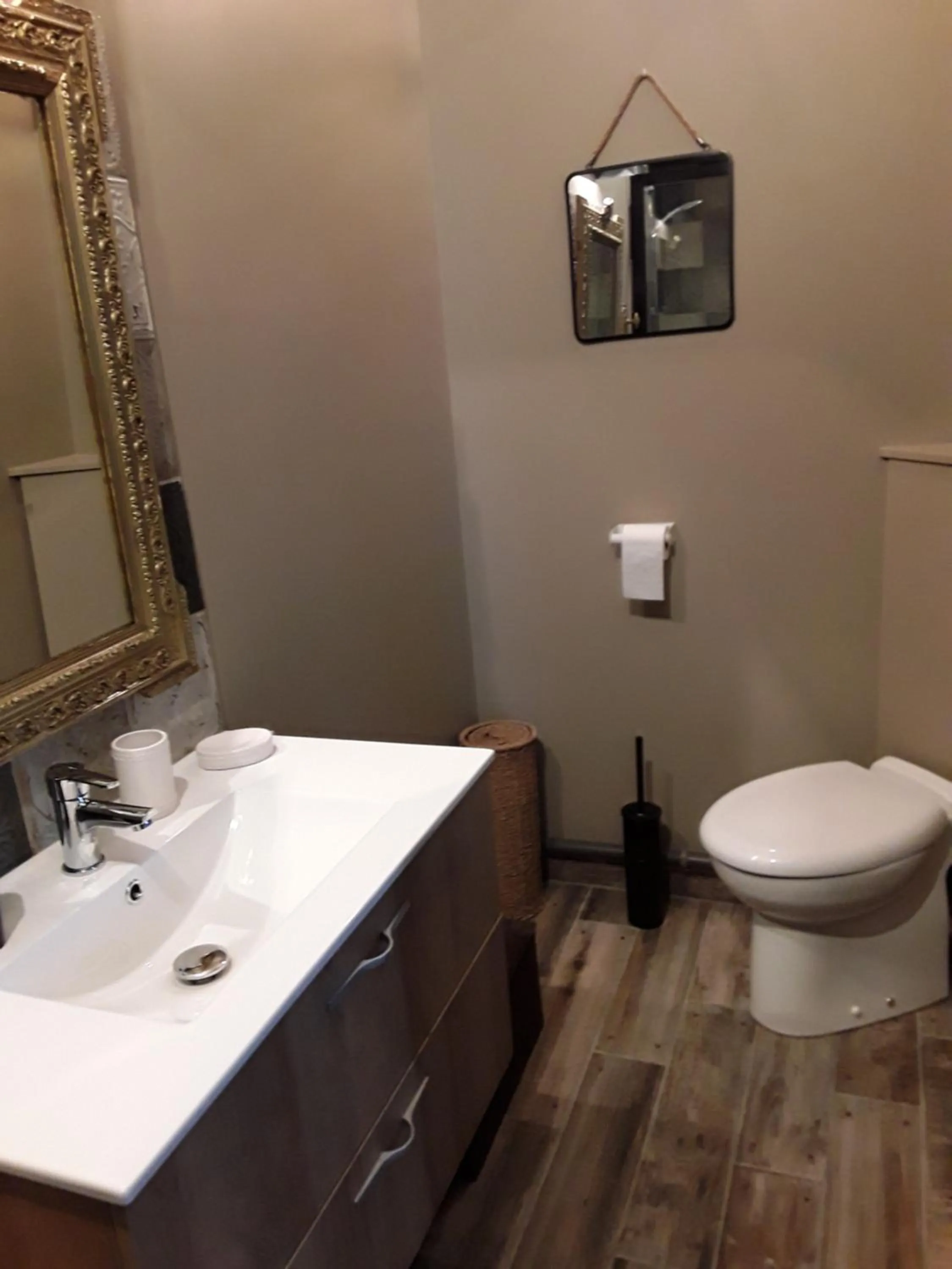 Toilet in La Girondine