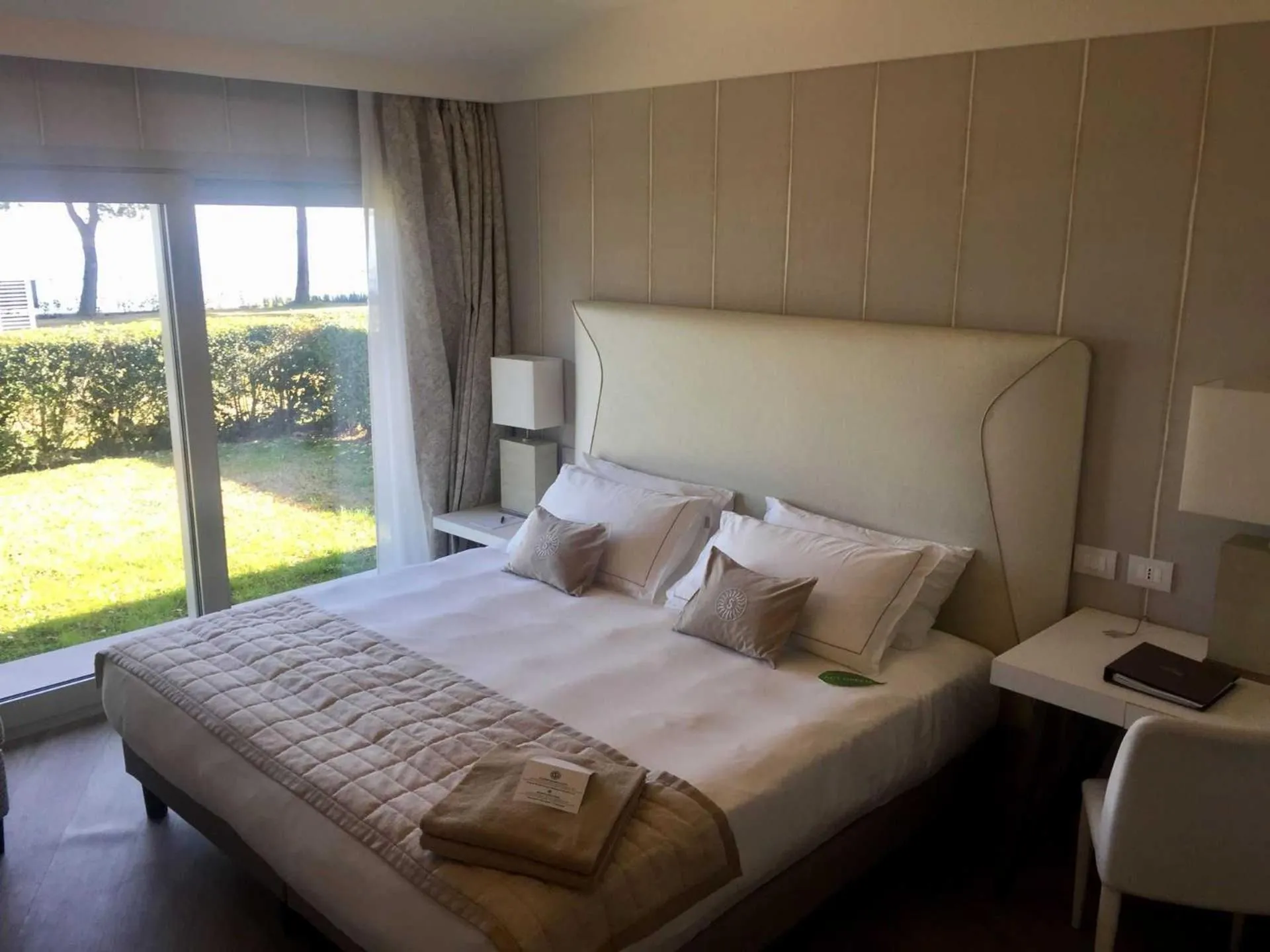 Bed in Splendido Bay Luxury Spa Resort