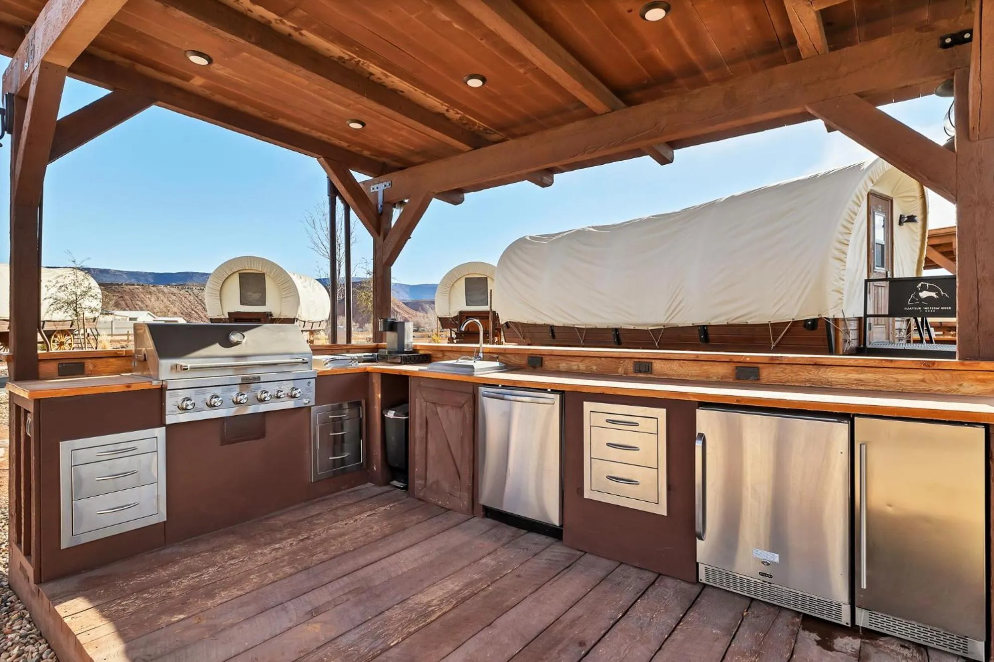 Kitchen or kitchenette in Zion White Bison Glamping & RV Resort