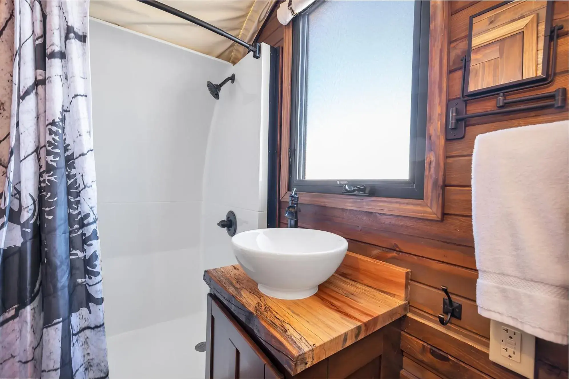 King Suite with Spa Bath in Zion White Bison Glamping & RV Resort King Suite with Spa Bath in Zion White Bison Glamping & RV Resort