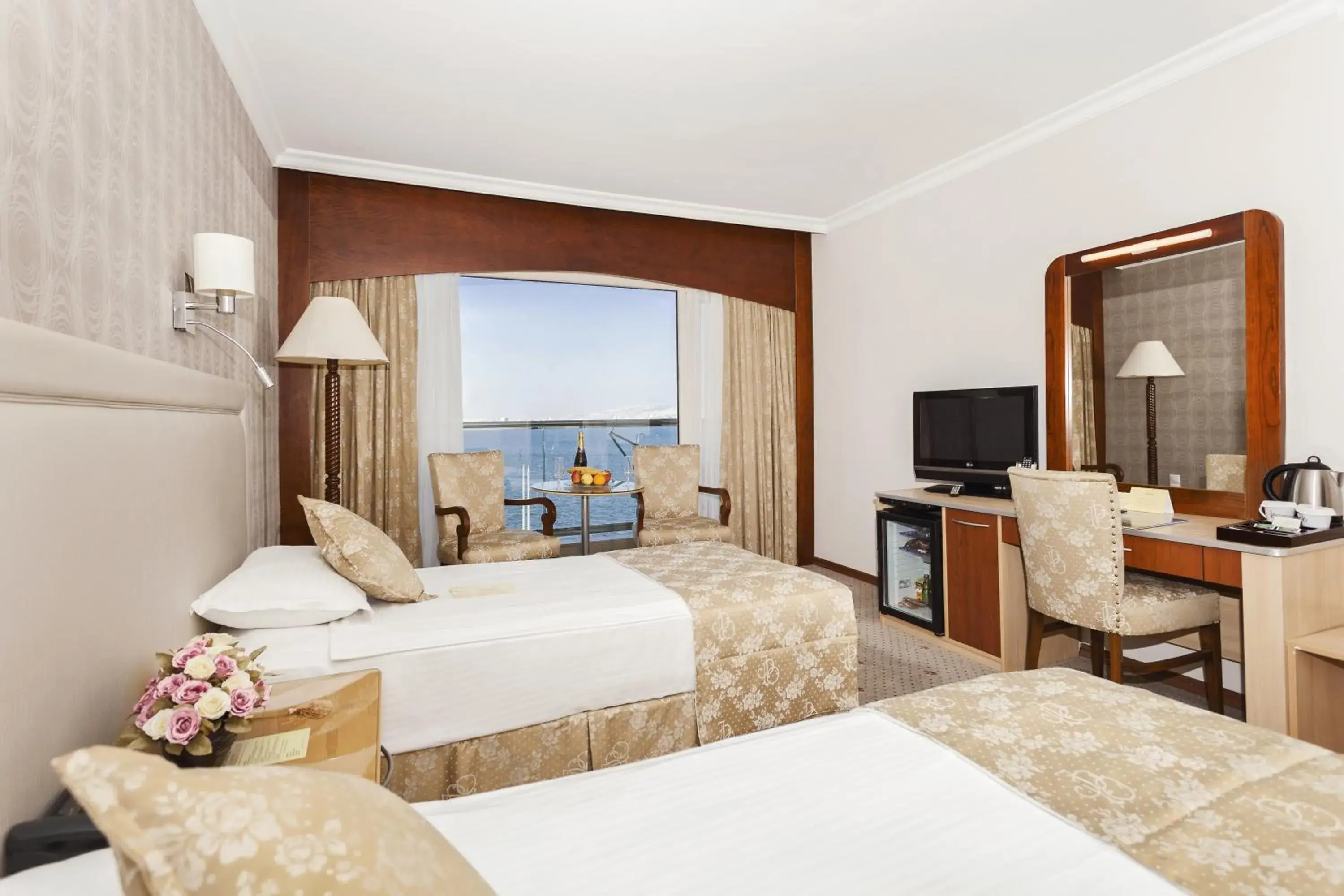 Double or Twin Room with Sea View in Izmir Palas Hotel Double or Twin Room with Sea View in Izmir Palas Hotel