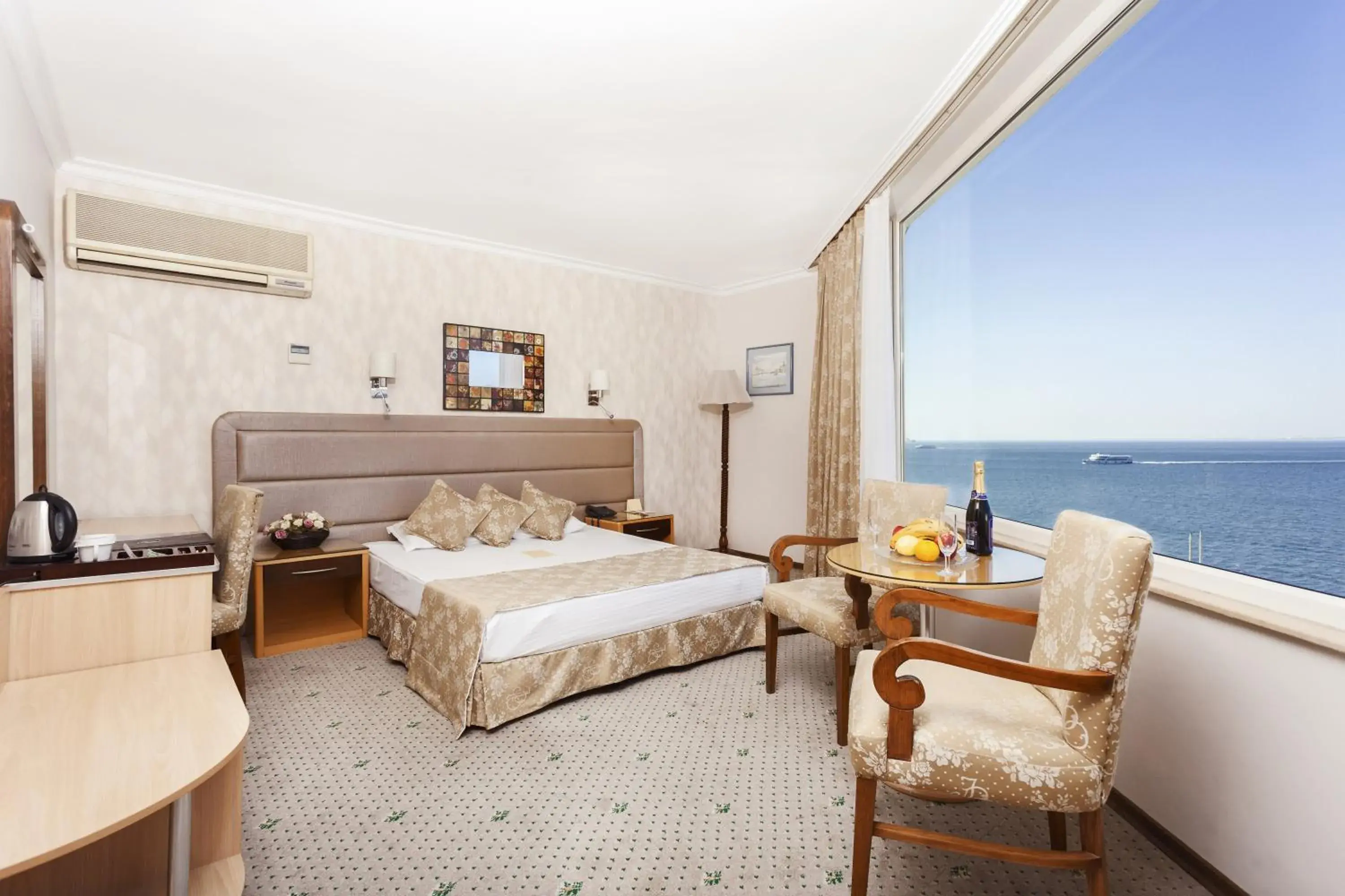Junior Suite with Sea View in Izmir Palas Hotel Junior Suite with Sea View in Izmir Palas Hotel