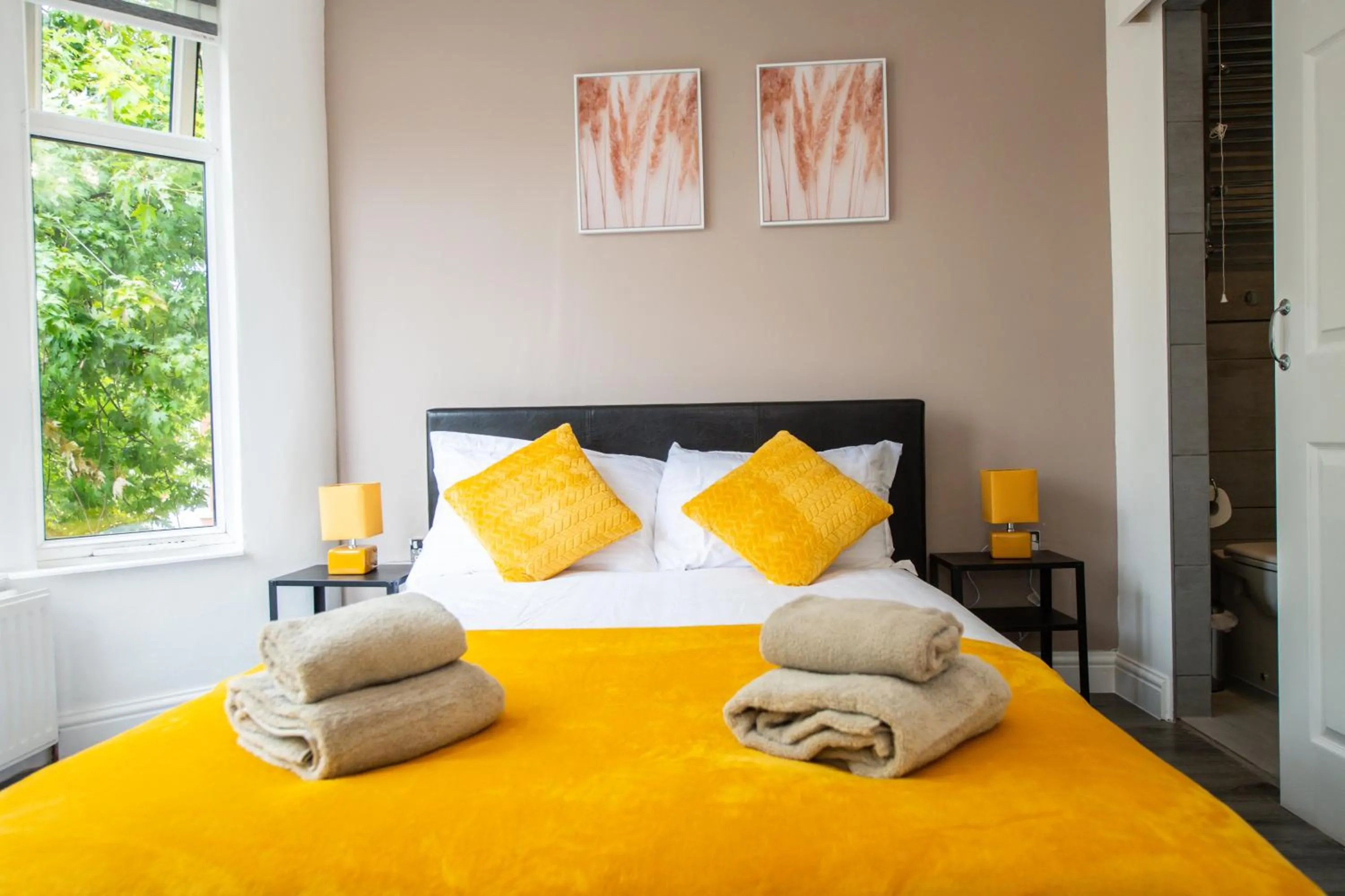Bed in Five Seasons Liverpool City - Modern Studios near Anfield