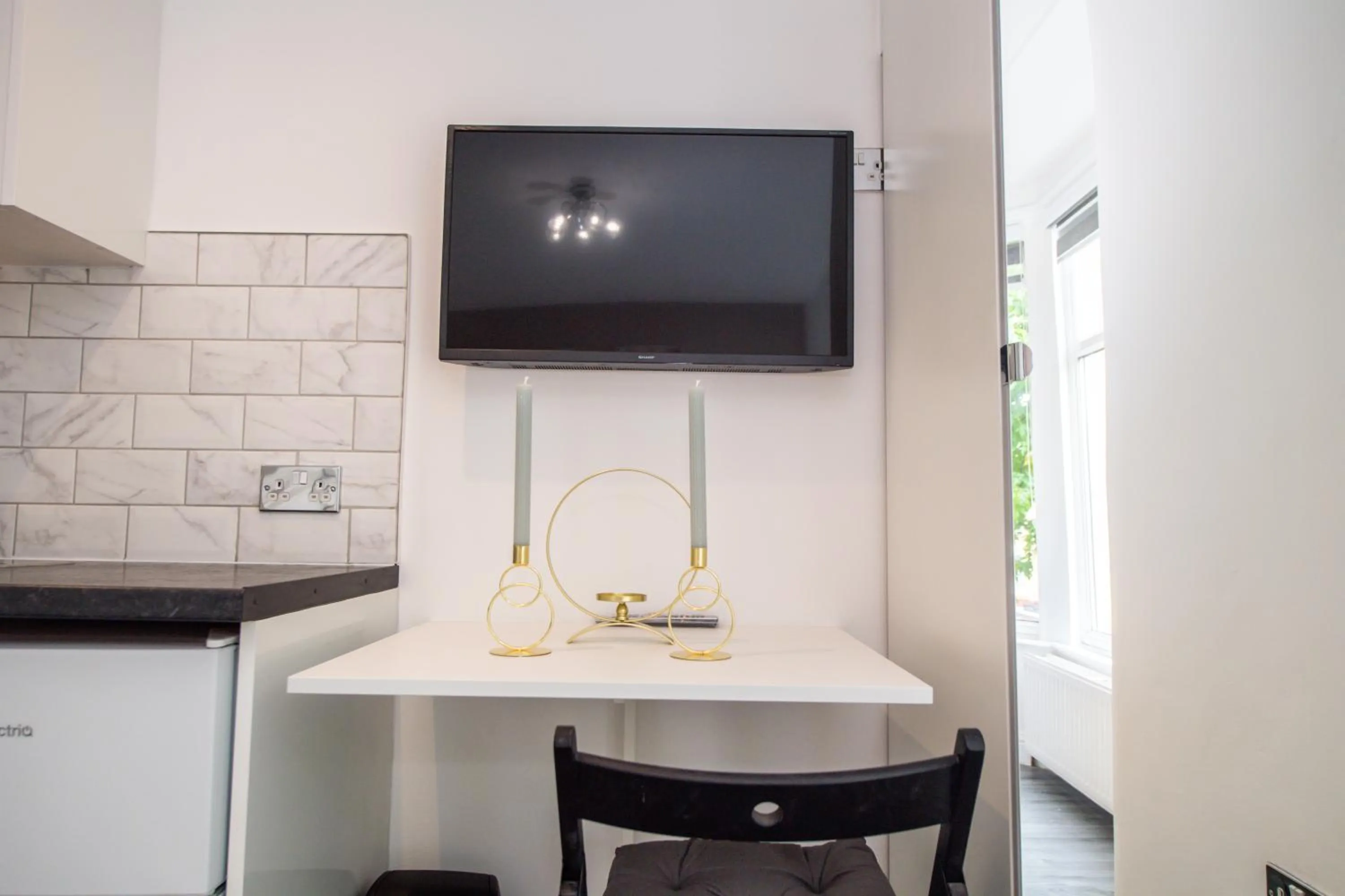 TV and multimedia in Five Seasons Liverpool City - Modern Studios near Anfield