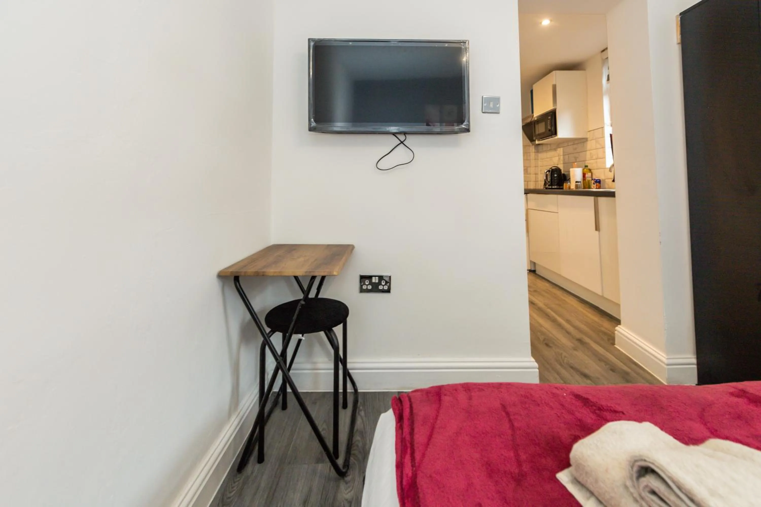 TV and multimedia, Bed in Five Seasons Liverpool City - Modern Studios near Anfield