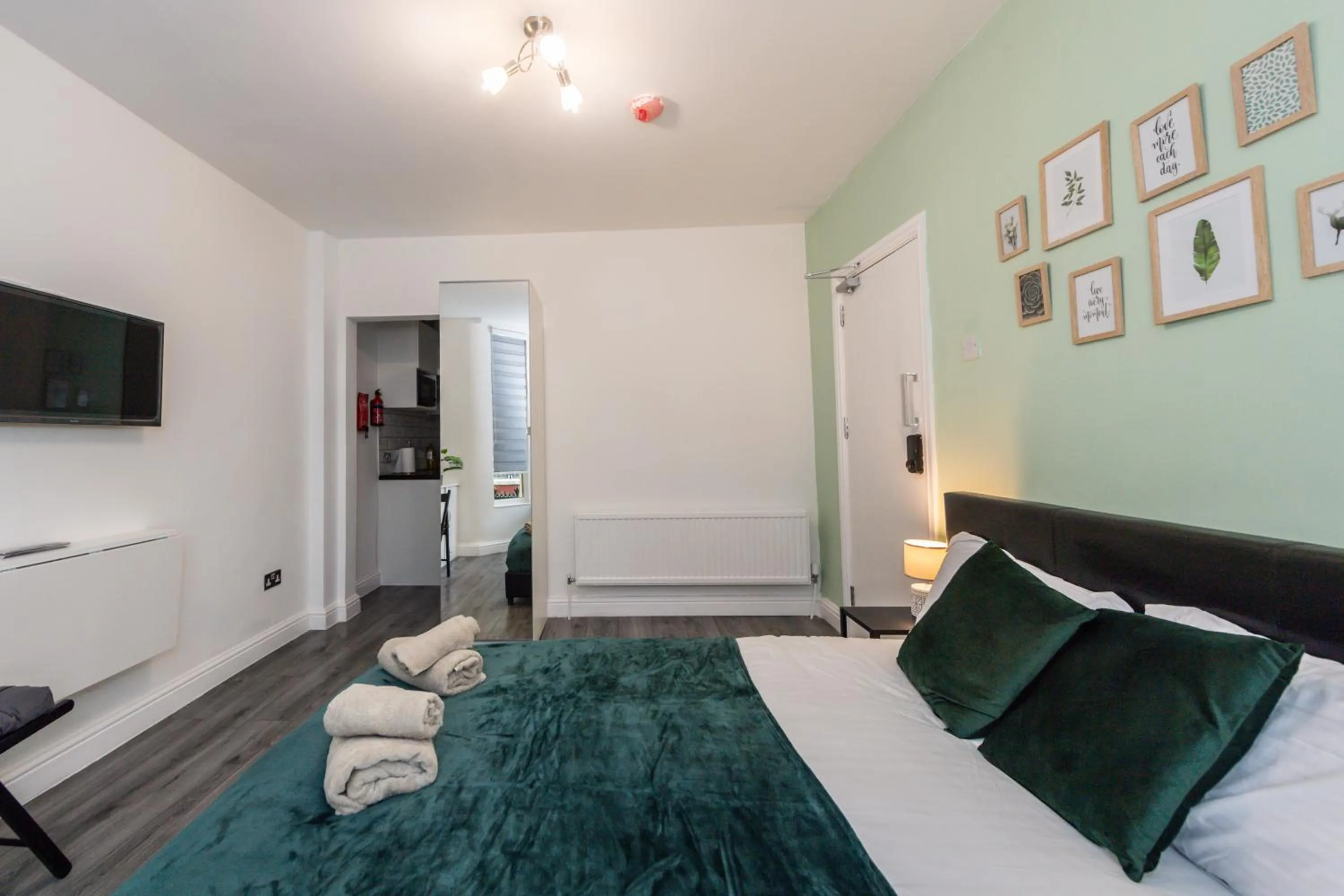 Bed in Five Seasons Liverpool City - Modern Studios near Anfield