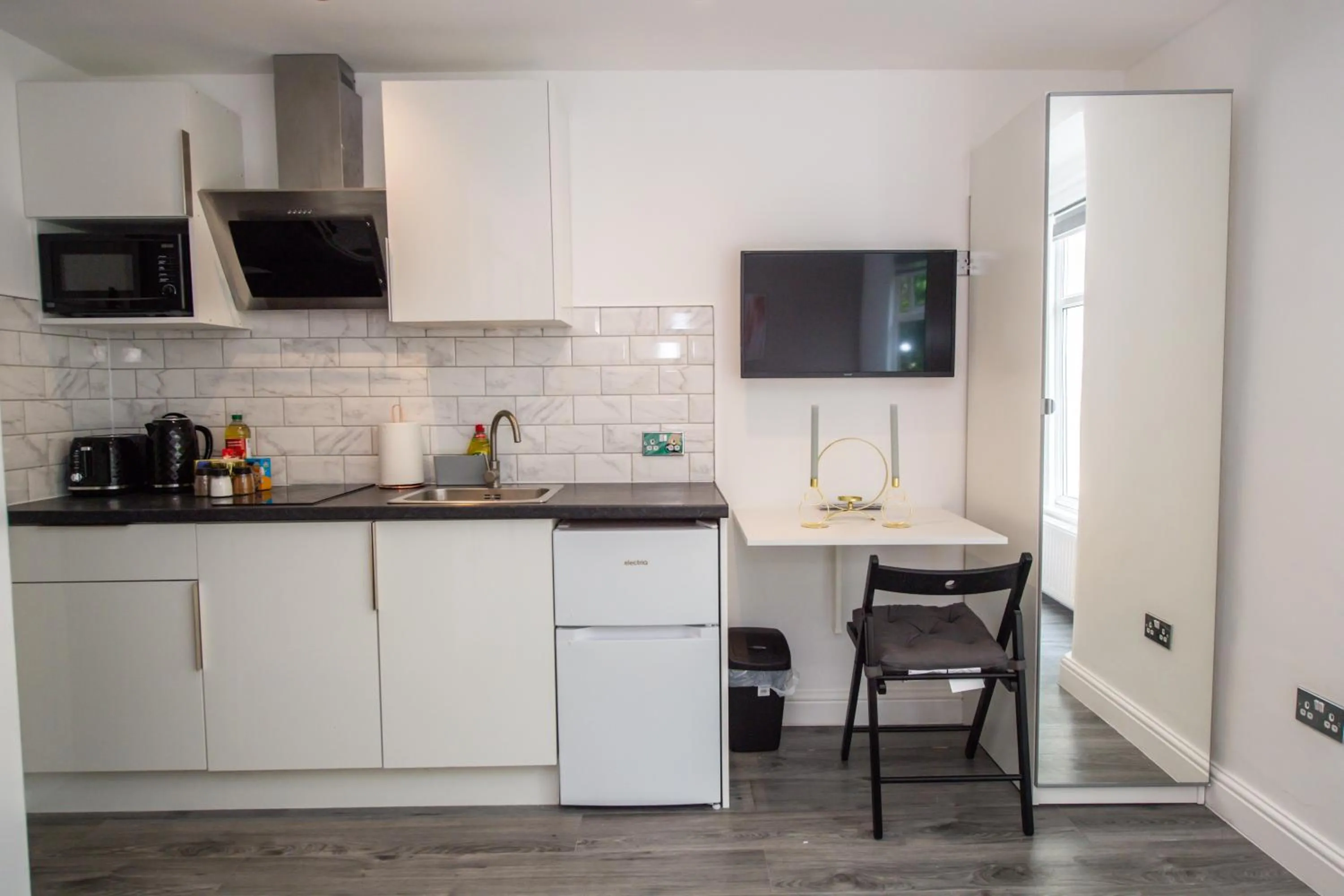 Kitchen or kitchenette in Five Seasons Liverpool City - Modern Studios near Anfield