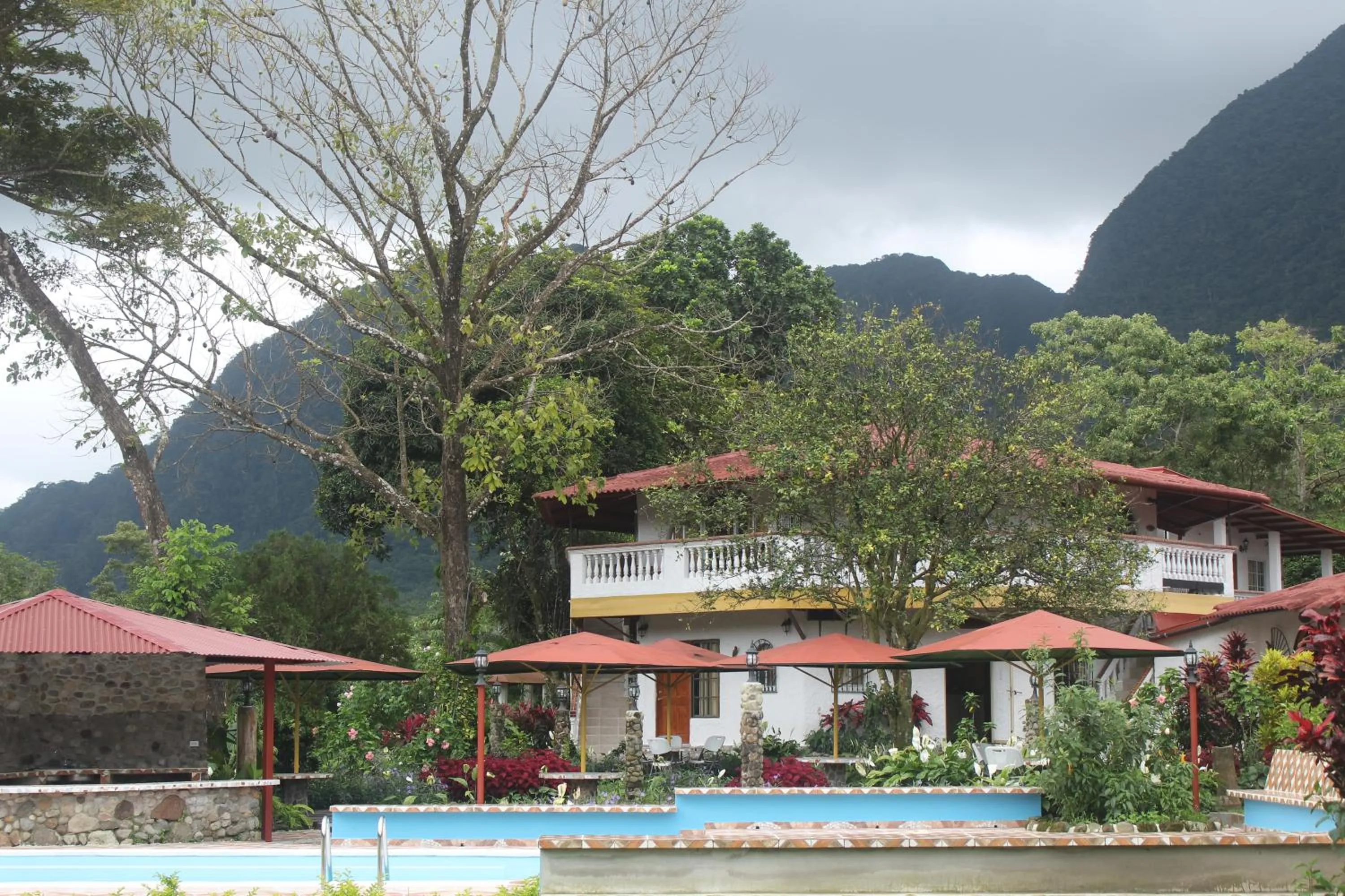Swimming pool in Hotel Valle Verde