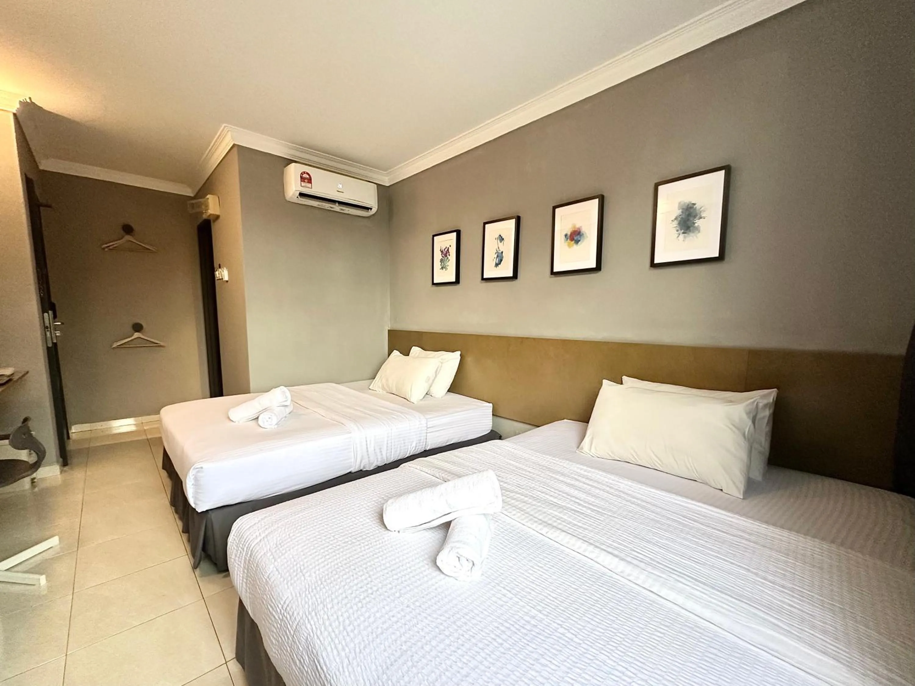 Toilet, Bed in # Hashtag Hotel - Self Check in