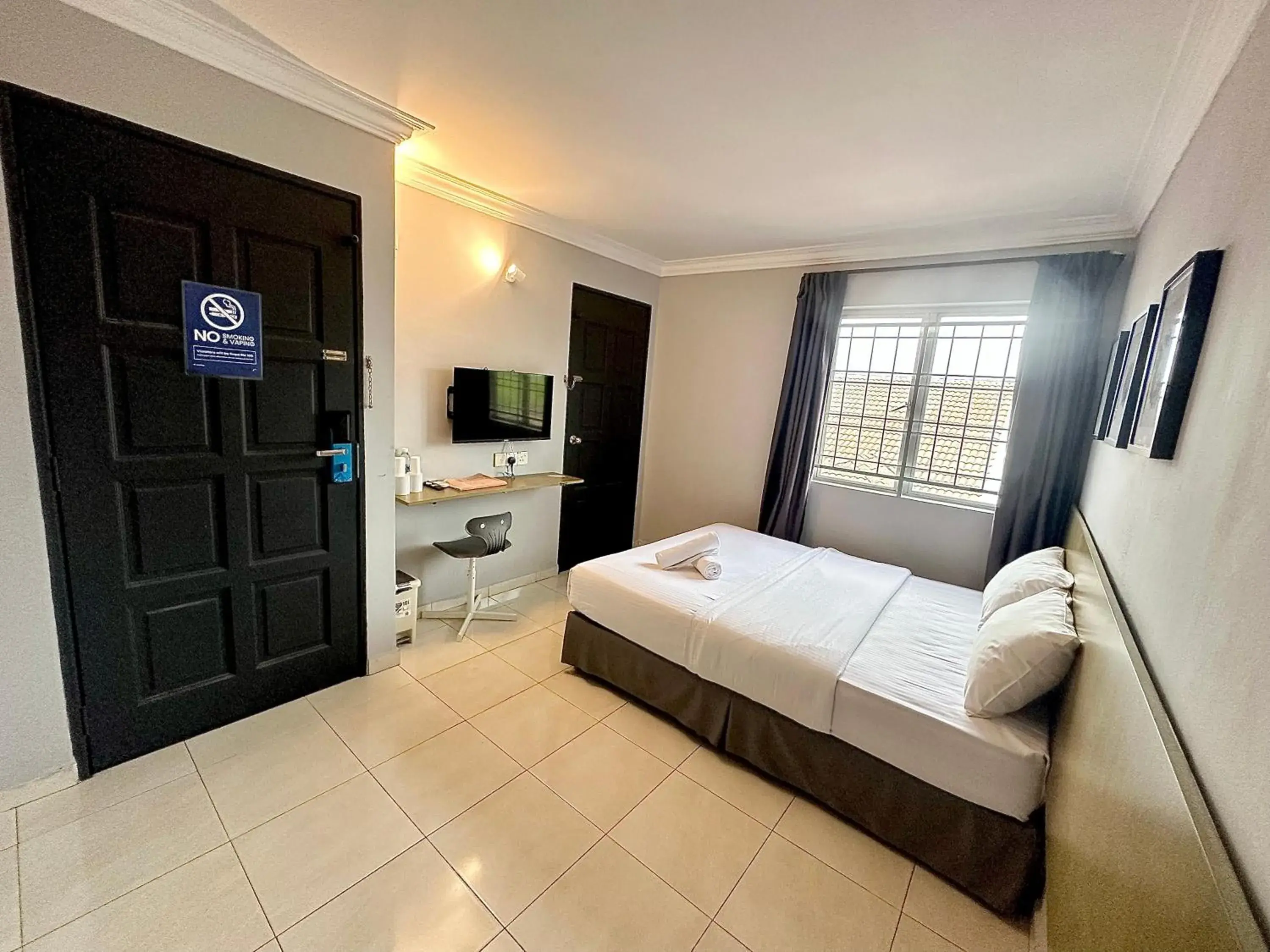 Deluxe Queen Room in # Hashtag Hotel - Self Check in Deluxe Queen Room in # Hashtag Hotel - Self Check in