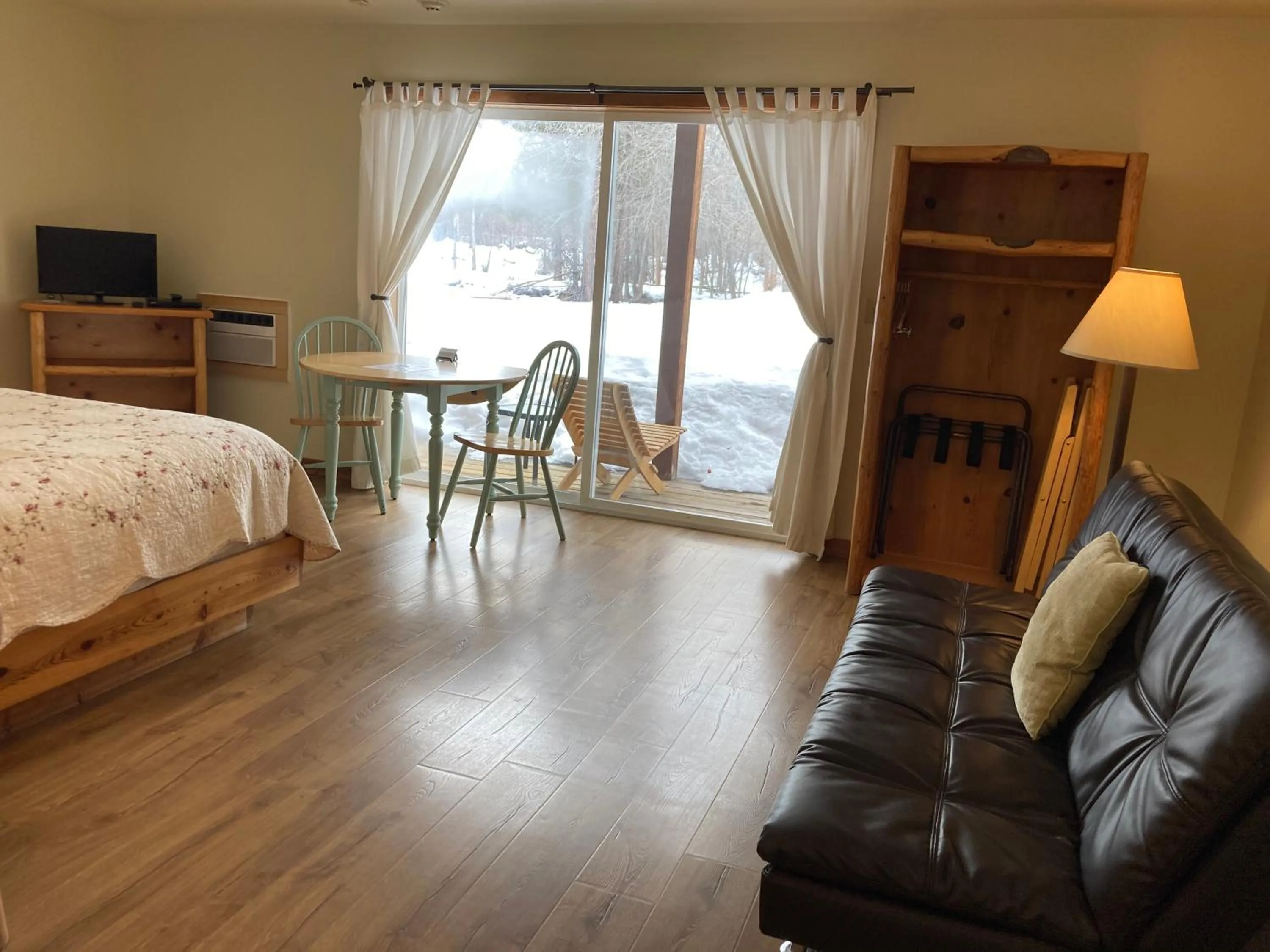 Winter, Bed in River Run Inn