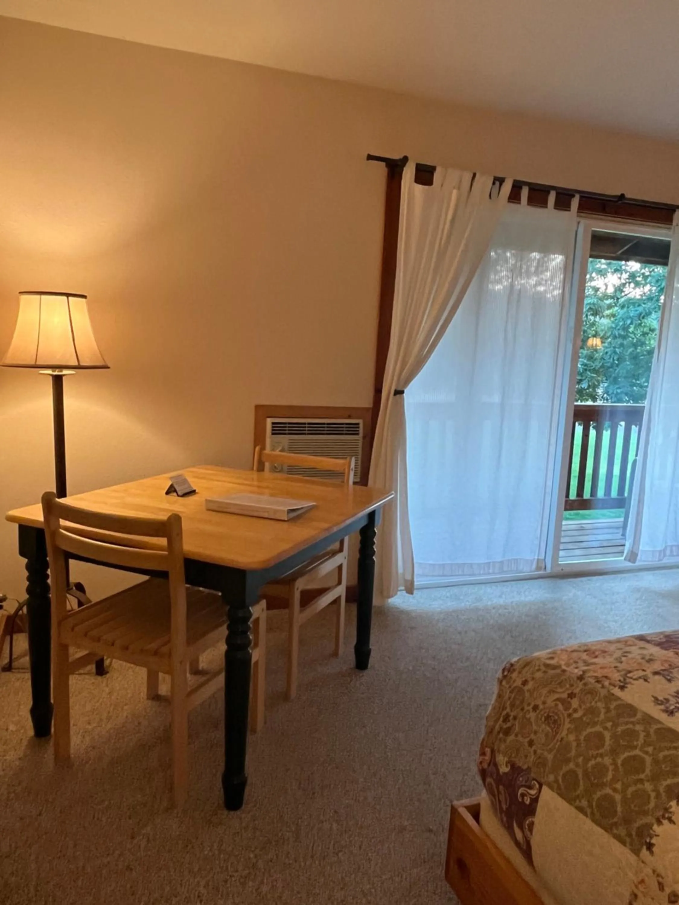 Balcony/Terrace, Bed in River Run Inn