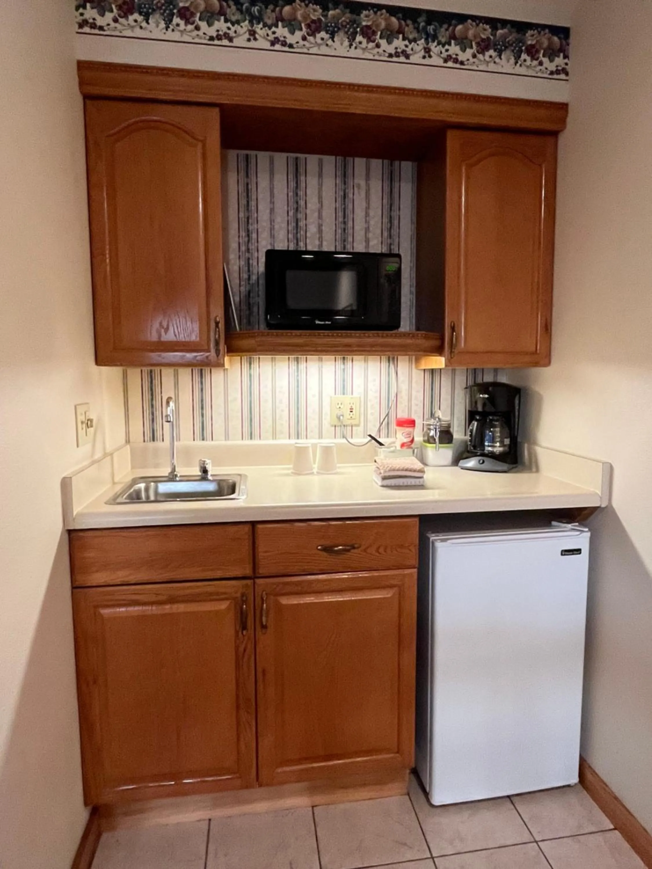 Kitchen or kitchenette in River Run Inn