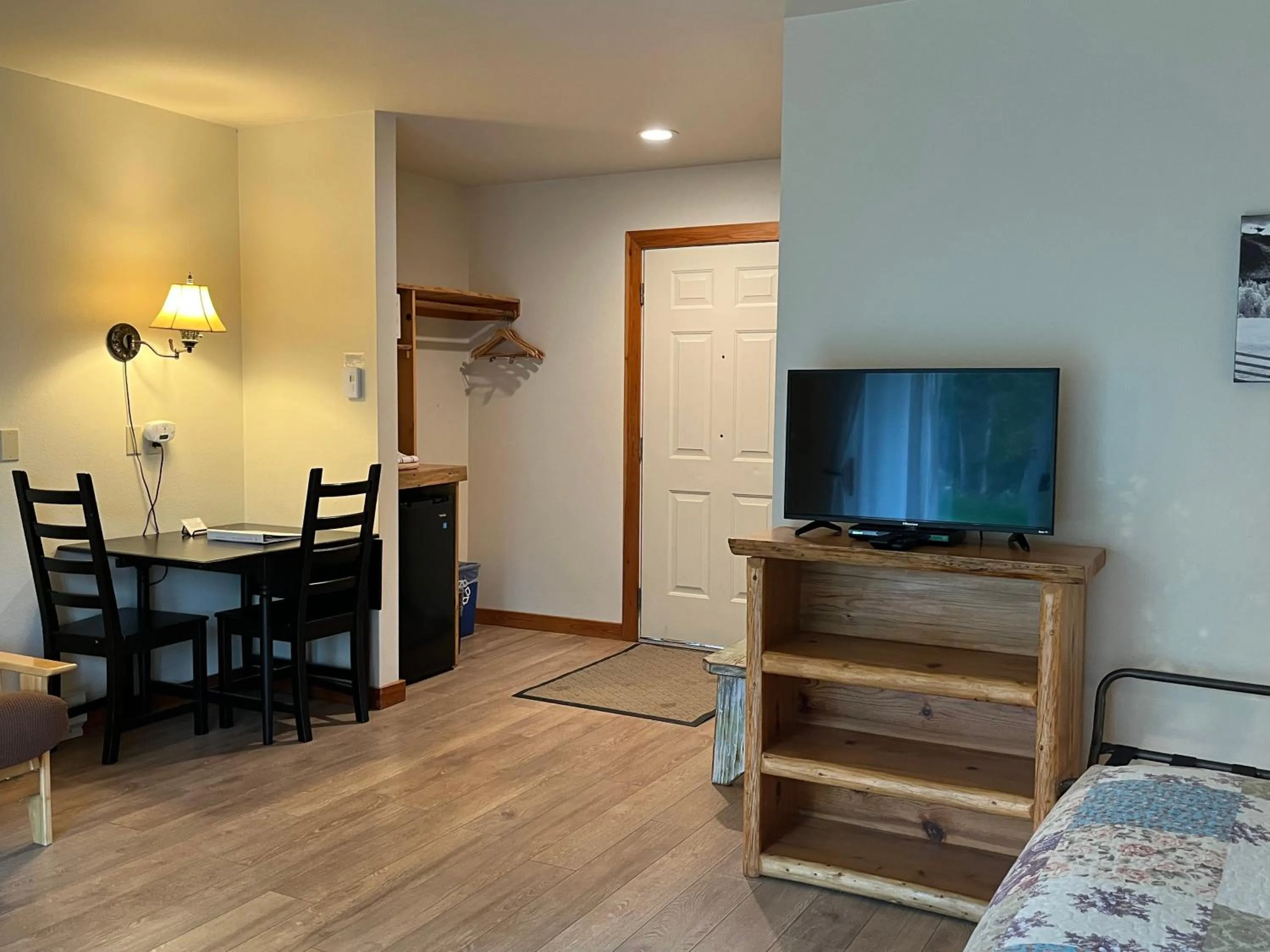 TV and multimedia in River Run Inn