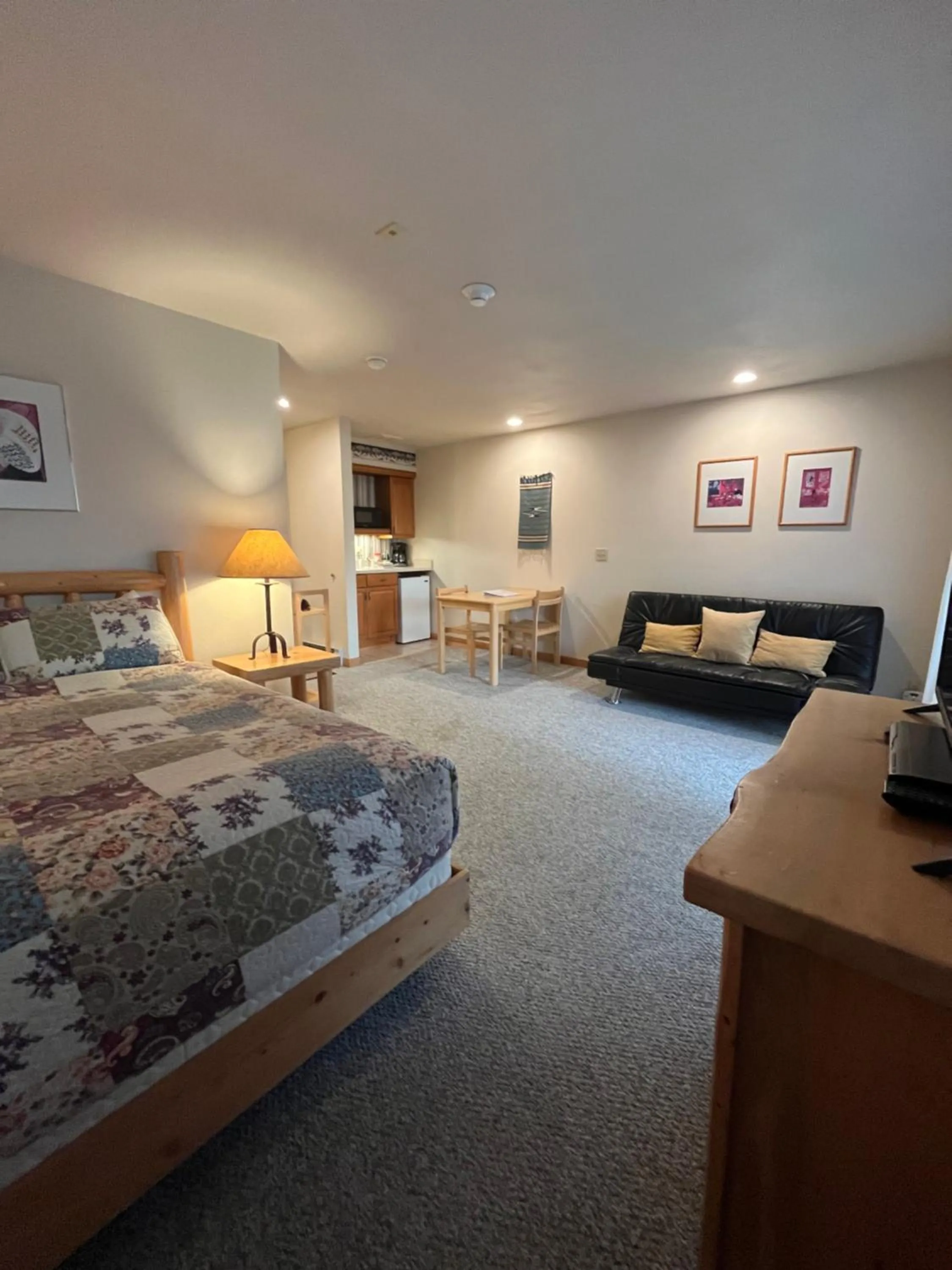 Photo of the whole room, Bed in River Run Inn