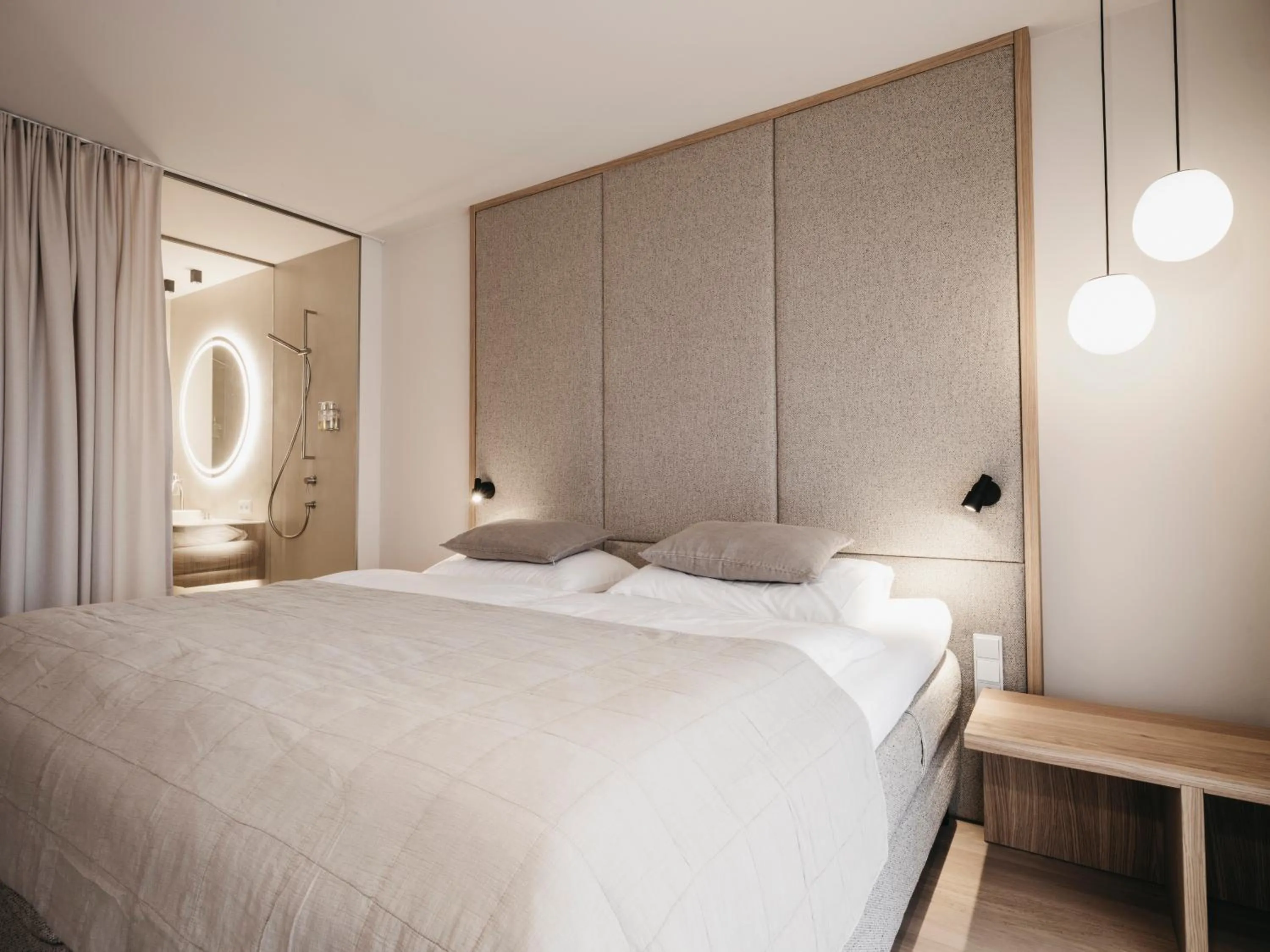 Photo of the whole room, Bed in Haven Mountain Retreat