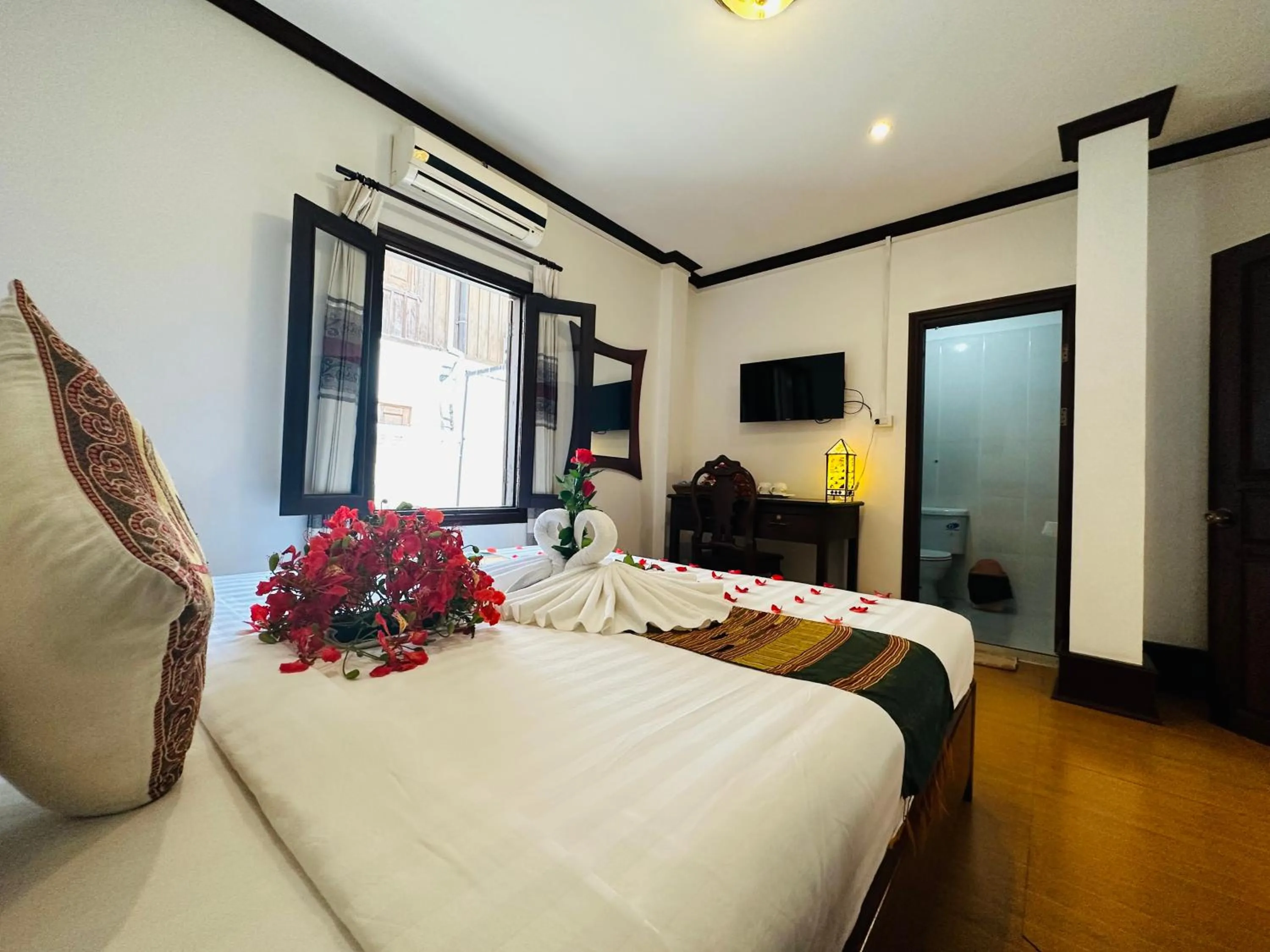 TV and multimedia, Bed in Thatsaphone Hotel