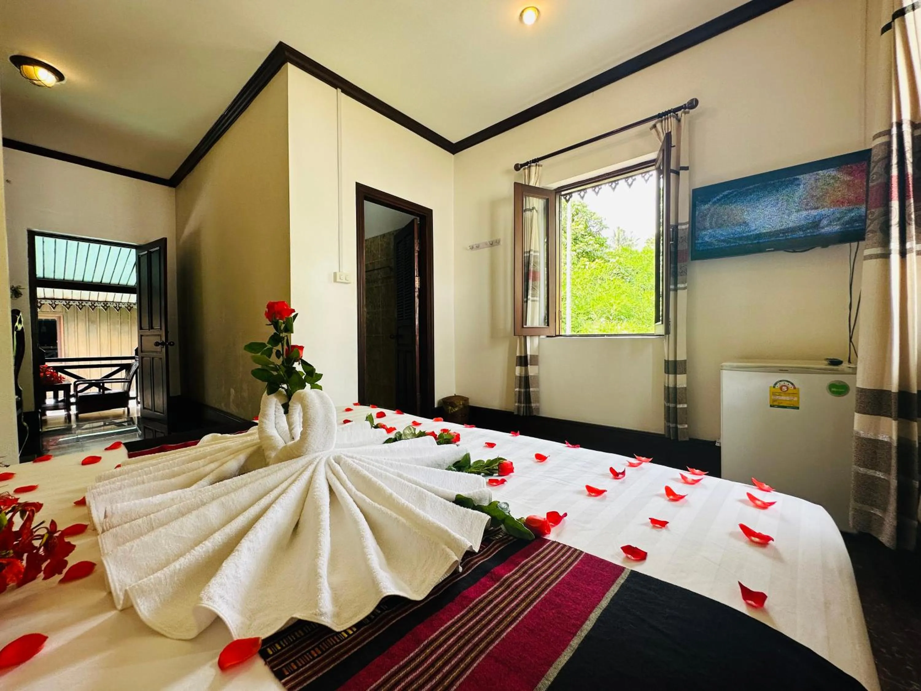 Communal lounge/ TV room, Bed in Thatsaphone Hotel