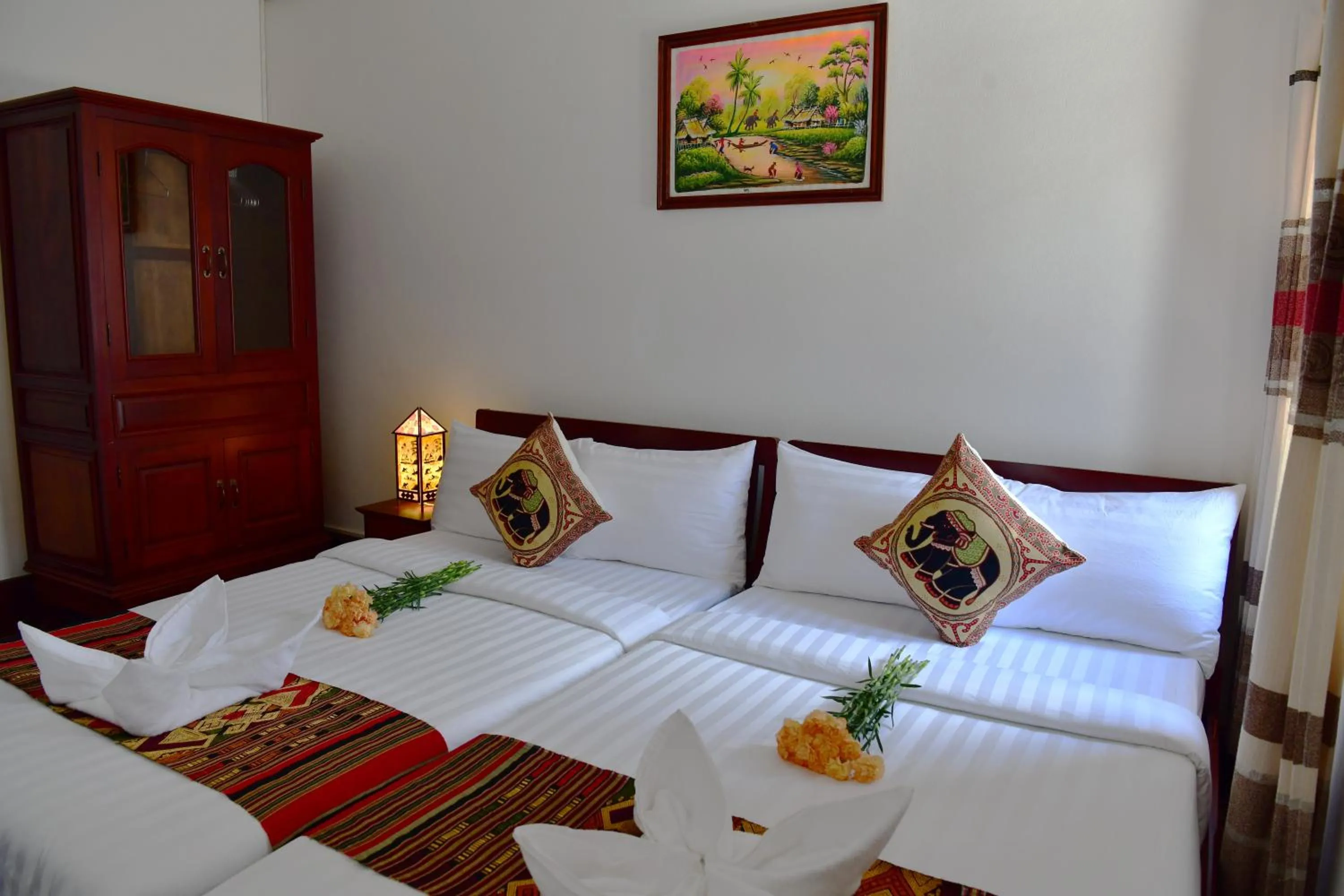 Bed in Thatsaphone Hotel