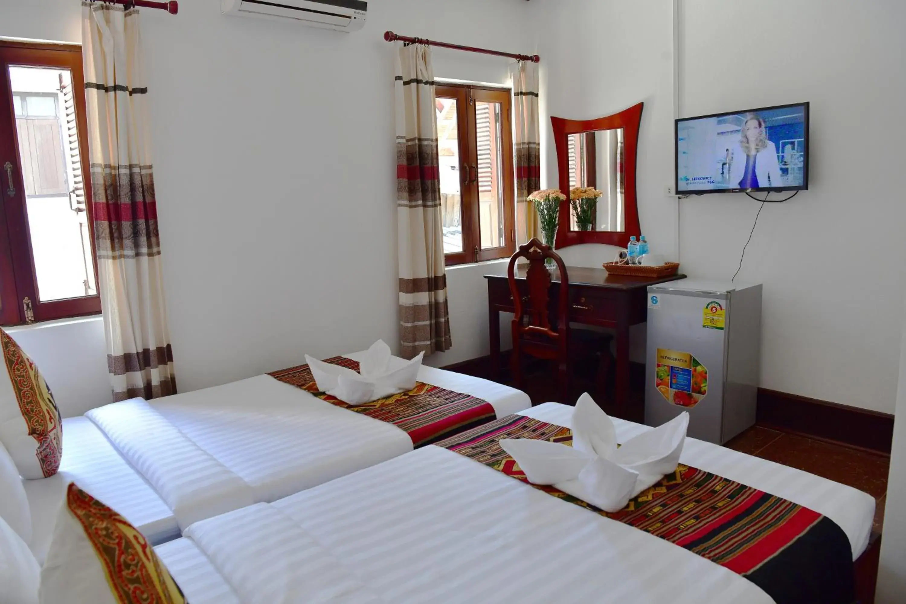 Communal lounge/ TV room, Bed in Thatsaphone Hotel Communal lounge/ TV room, Bed in Thatsaphone Hotel