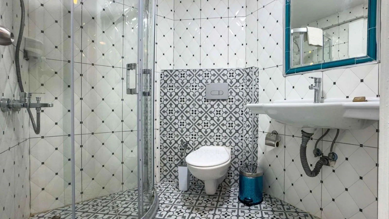 Shower in Suhan Seaport Hotel