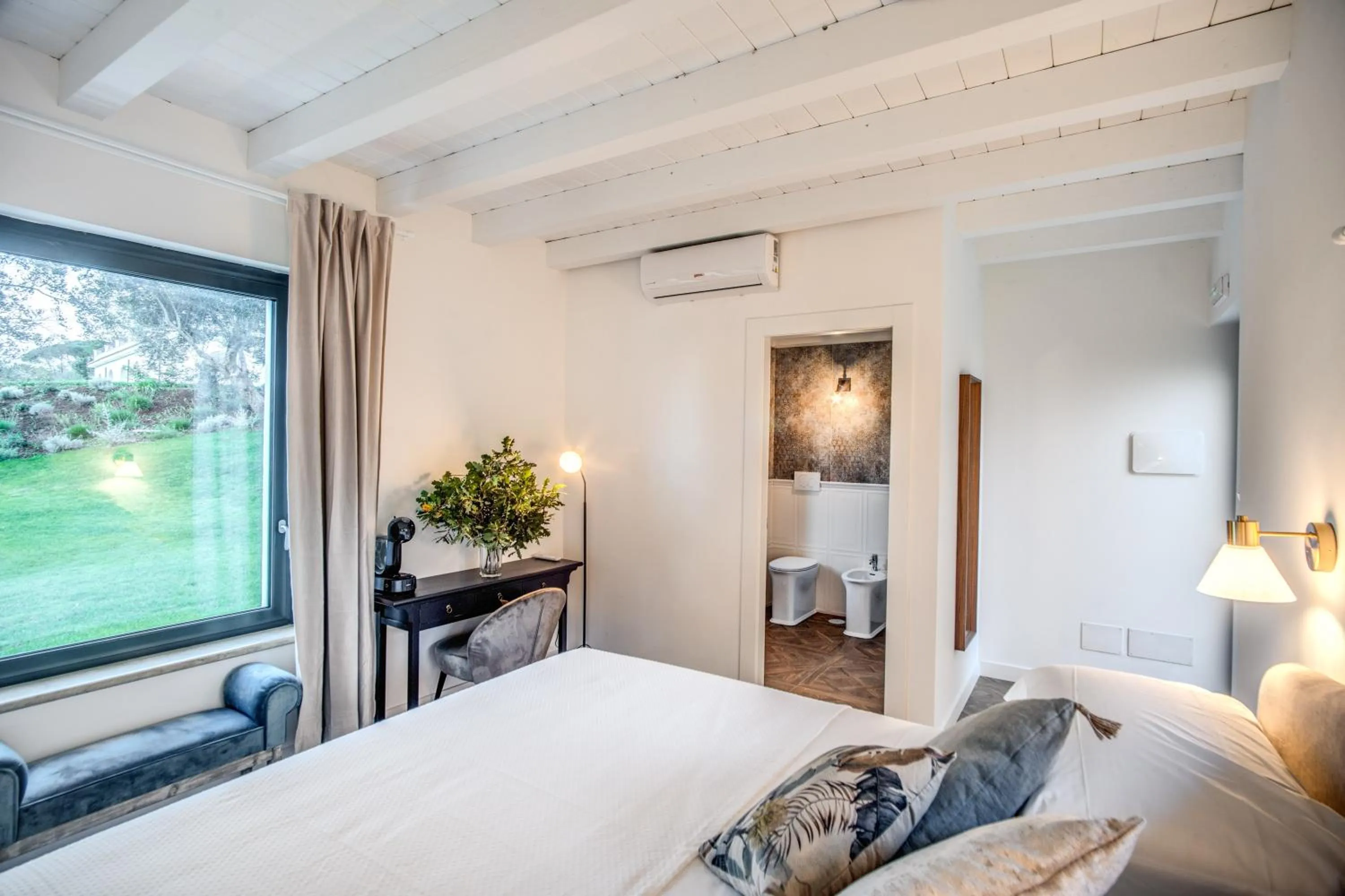 Bathroom, Bed in Vigna Caio Relais & Spa