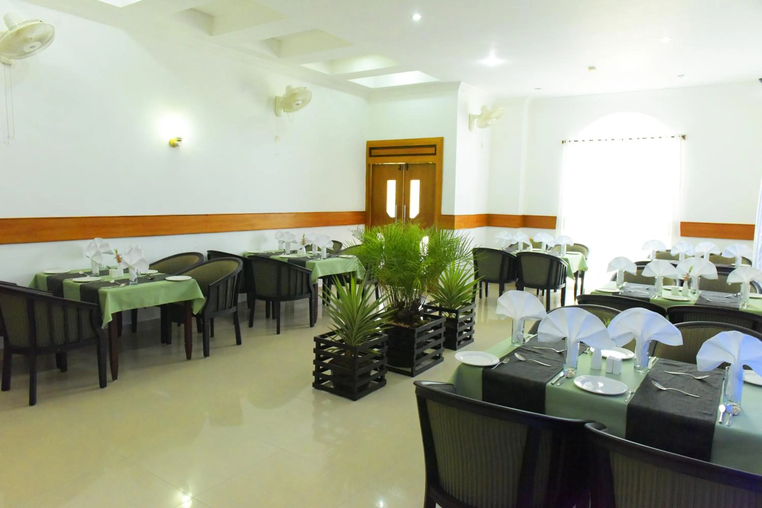 Restaurant/places to eat in Paray Village County