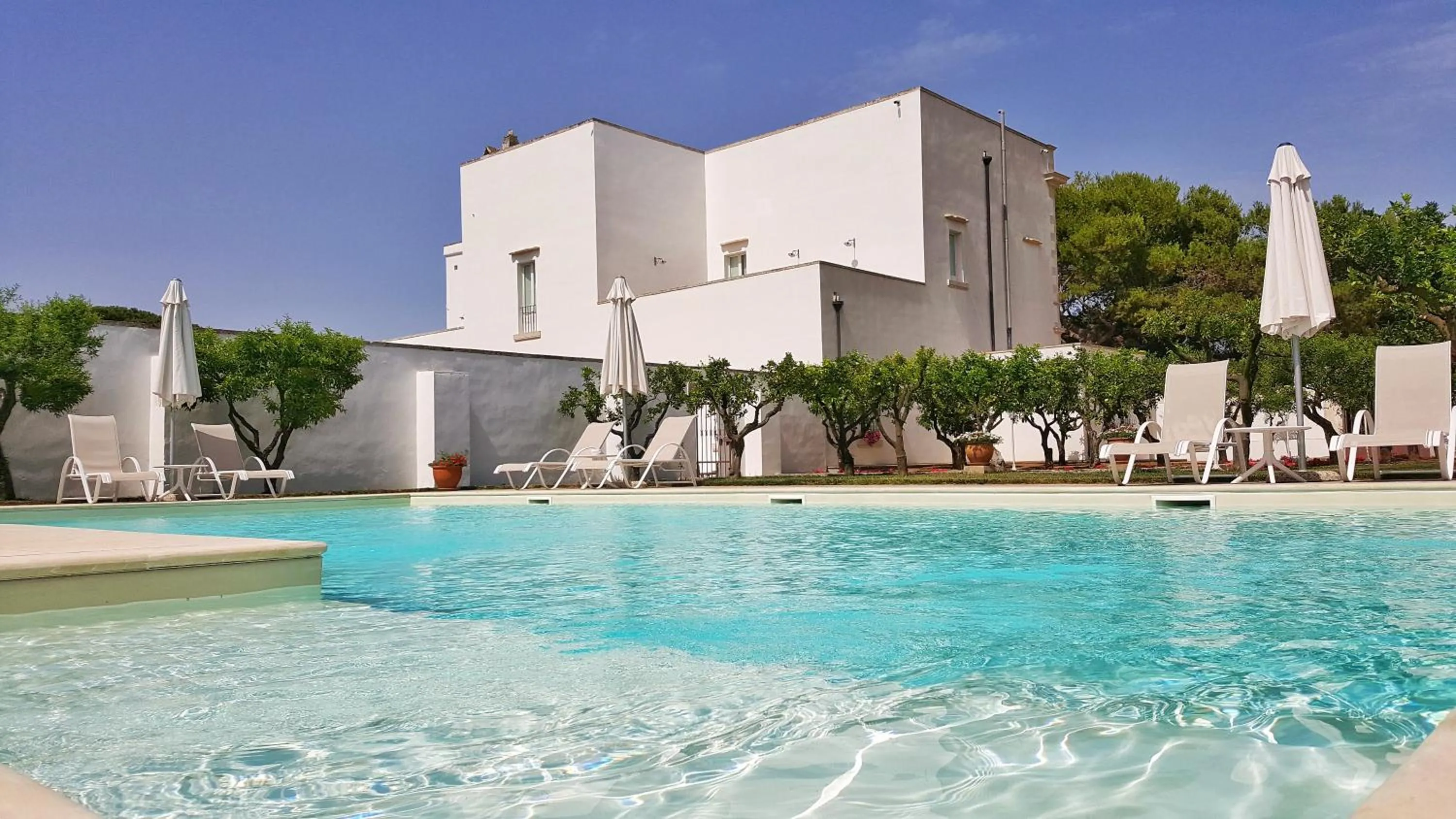 Pool view in Casina Bardoscia