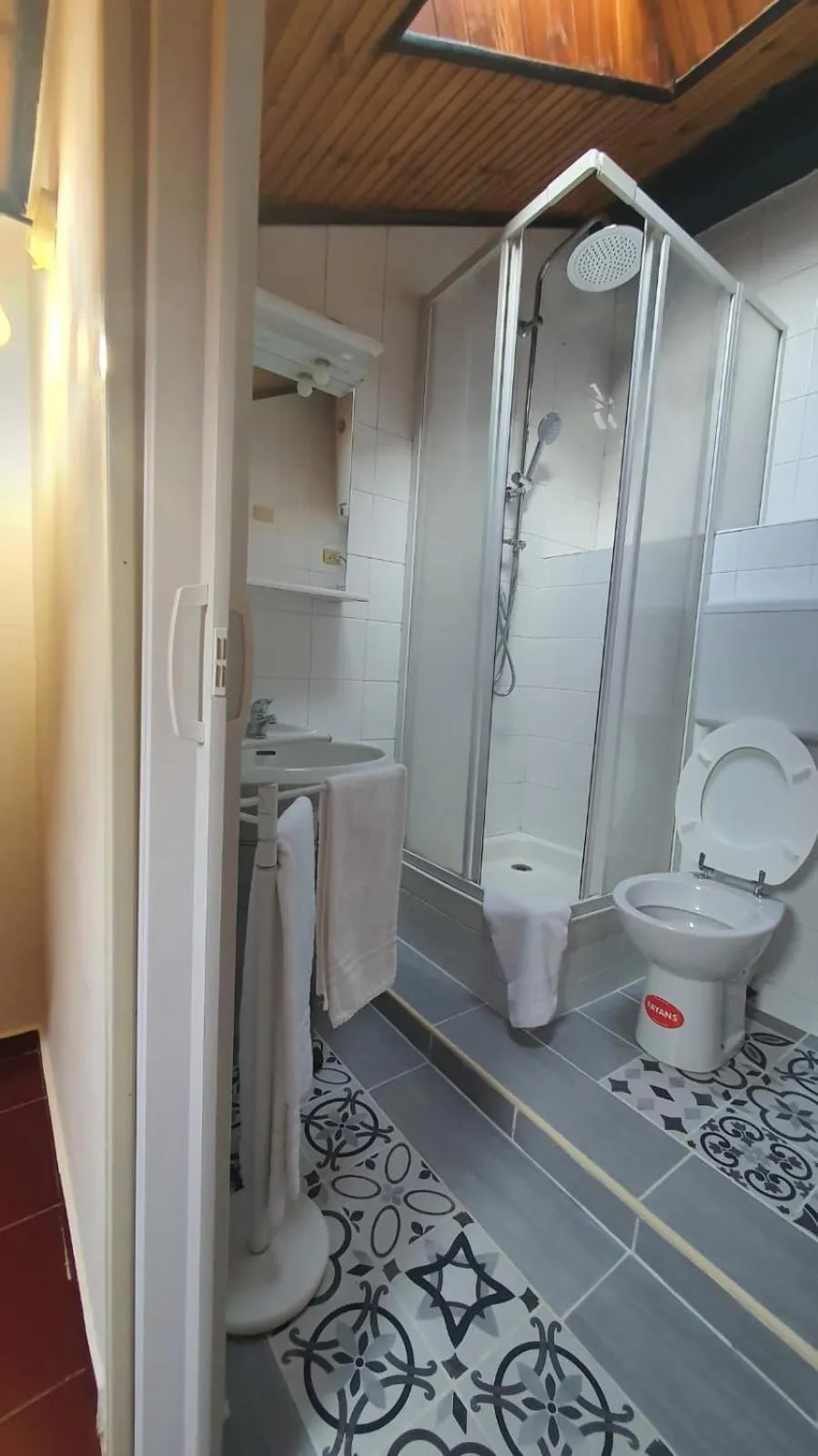 Shower in Mercanti Attic Version