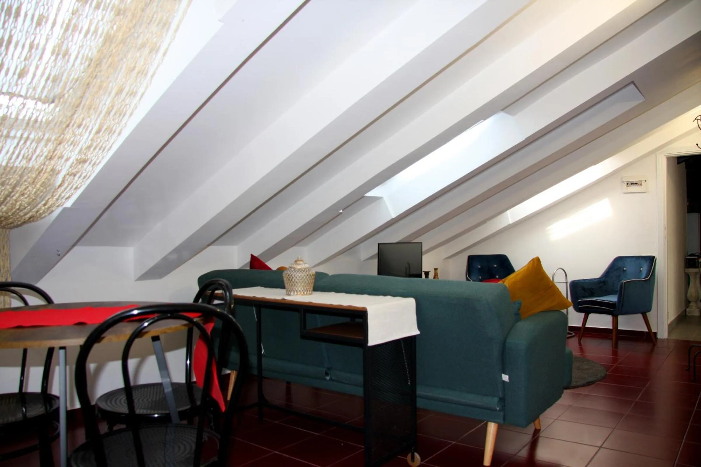 TV and multimedia in Mercanti Attic Version