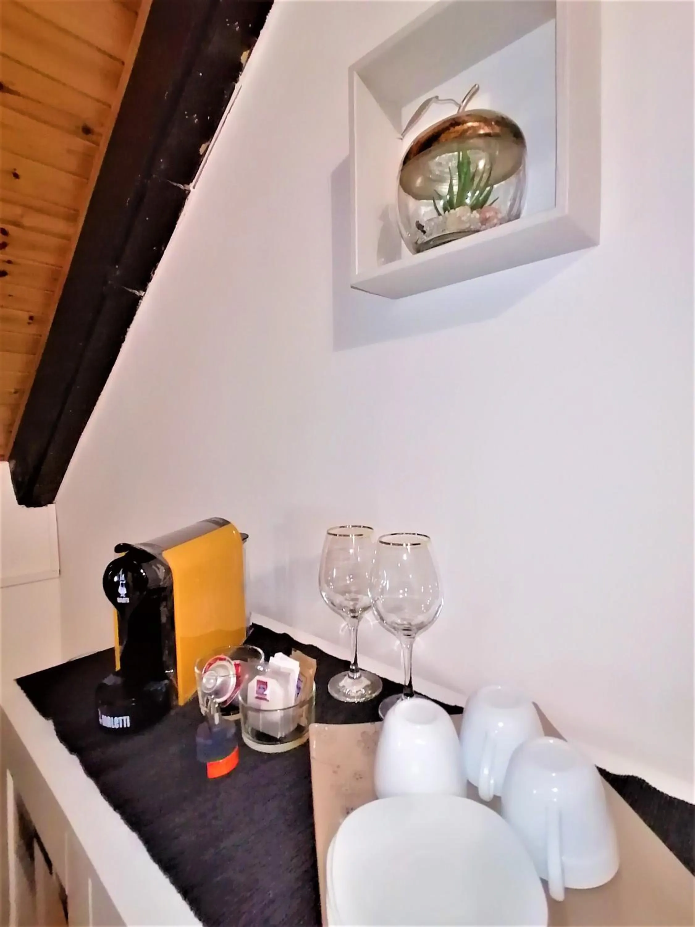 Coffee/tea facilities in Mercanti Attic Version