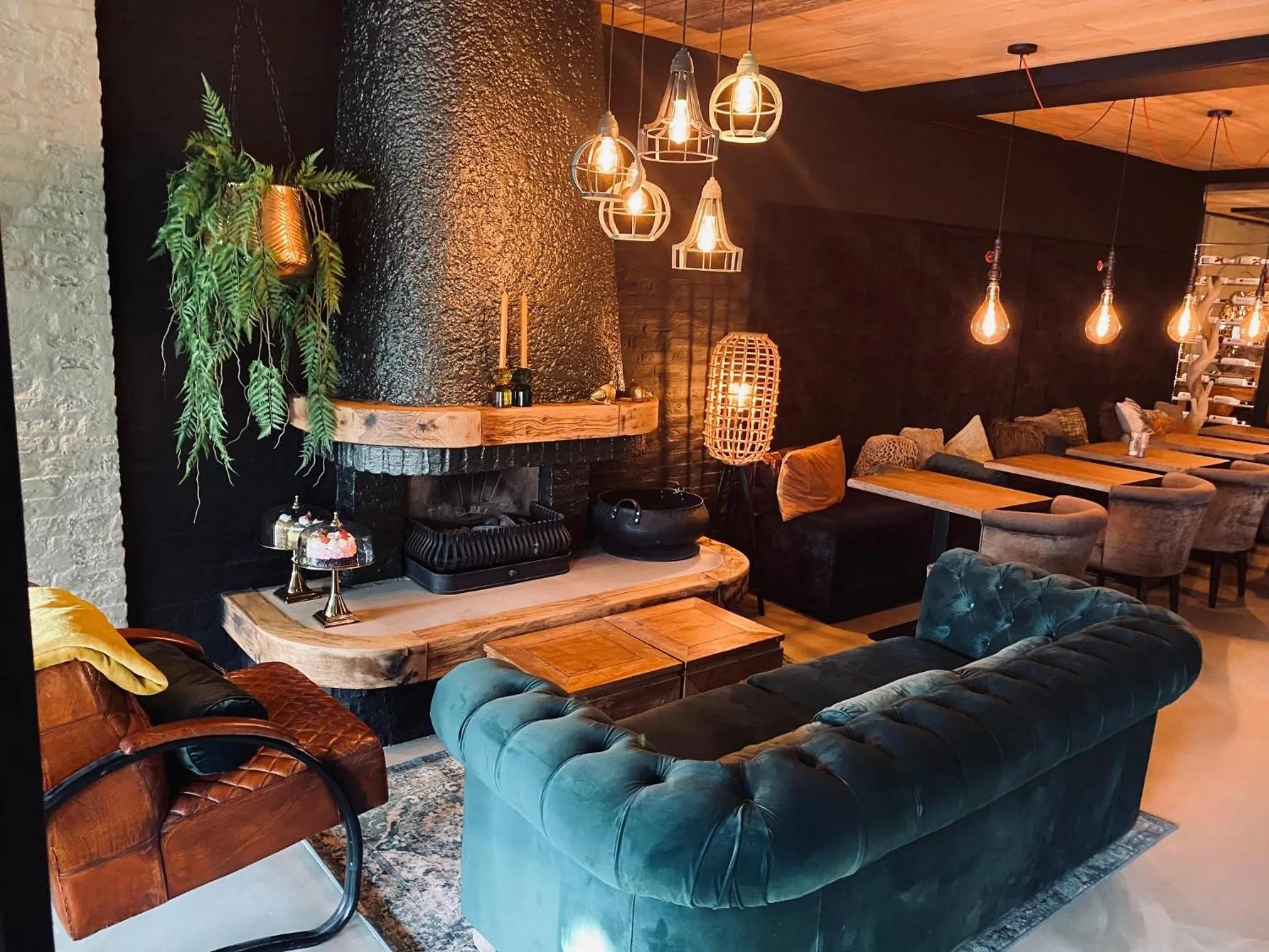 Restaurant/places to eat in Hotel La Boutique