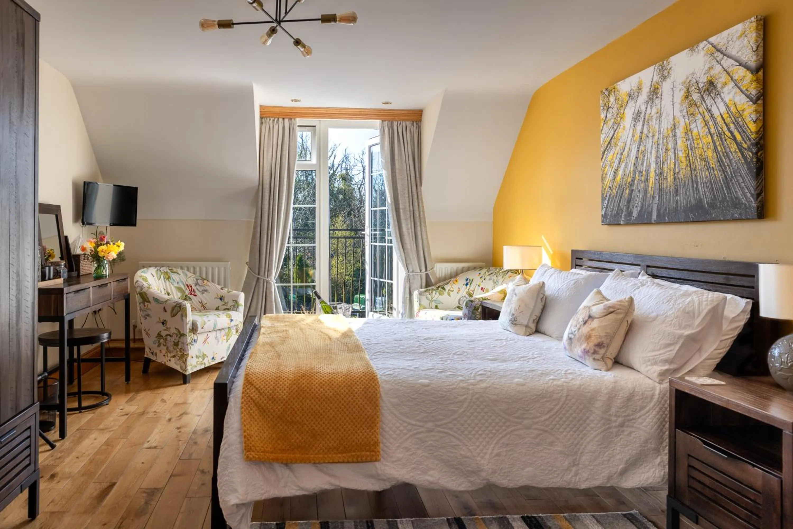 Photo of the whole room, Bed in Rossclare Lodge