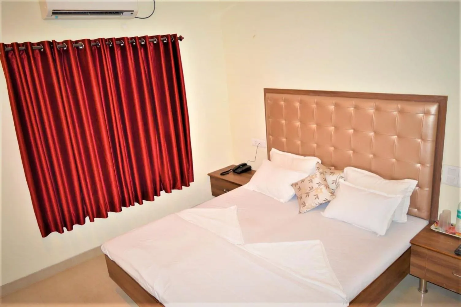 Photo of the whole room, Bed in Hotel Visau,Shirdi