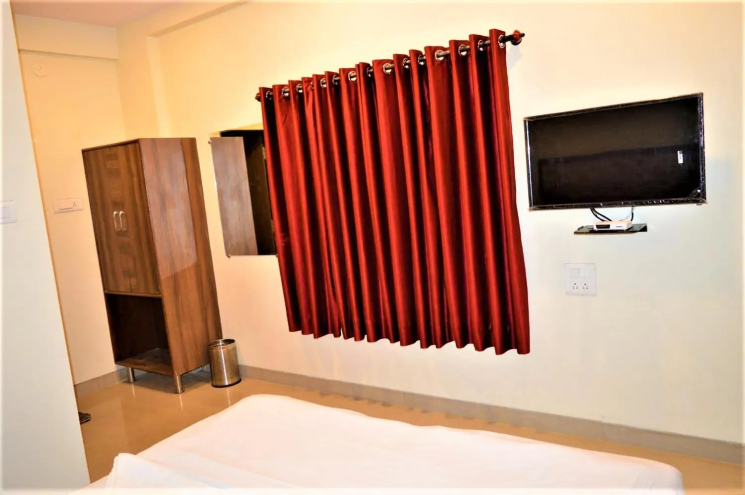 TV and multimedia, Bed in Hotel Visau,Shirdi
